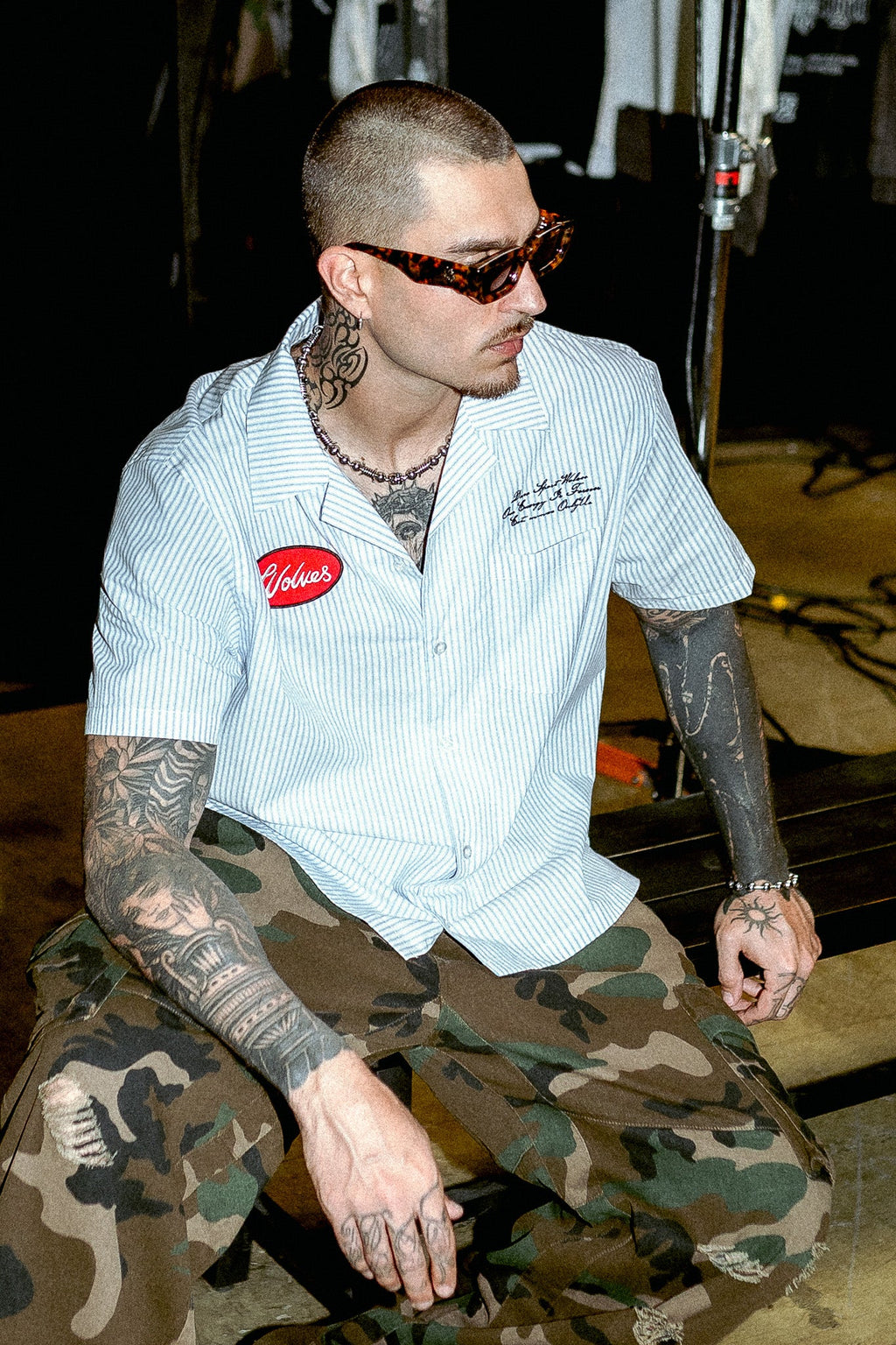 Ride With Us Dalton Mid Length Button Up in White/Blue — imagem 2