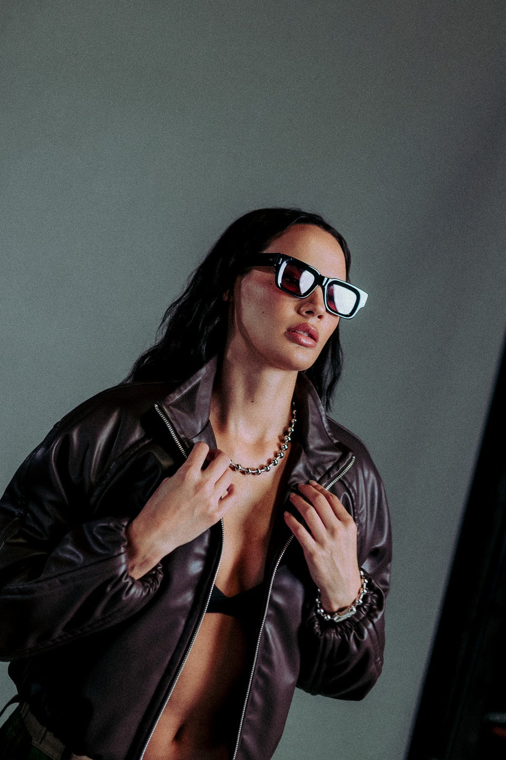 Dual Wolf Chopper Sofia Faux Leather Bomber Jacket in Darc Garnet — imagem 8
