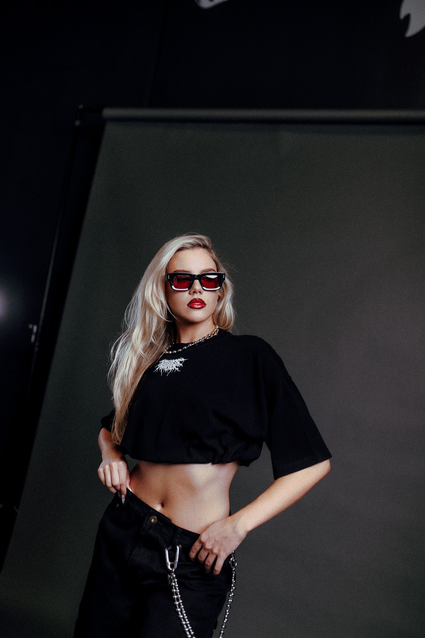 Forged From Iron Bungee Cropped Tee in Black — imagem 1
