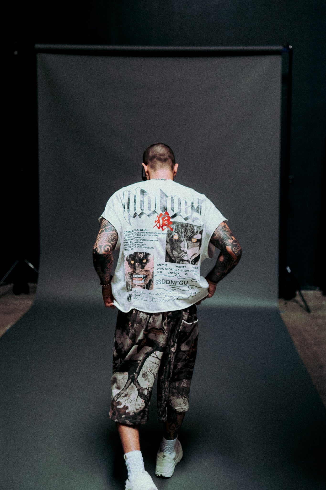 Hanma Legacy Grunge Cut-Off Tee in Cream — imagem 2