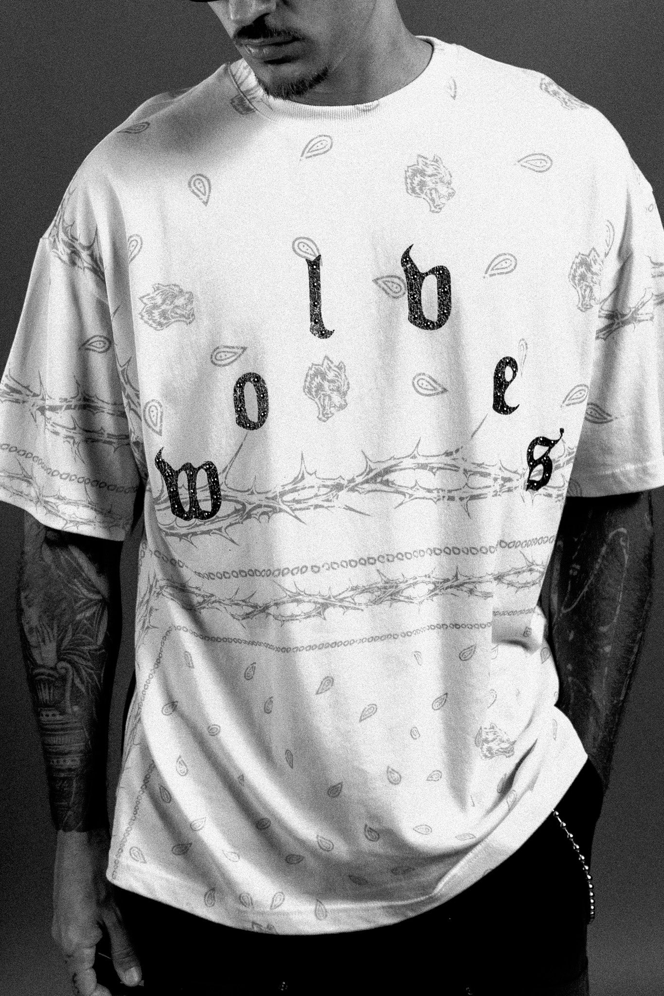 Studded Wolves Pyramid Premium Oversized Tee in Cream Thorn Paisley — imagem 8