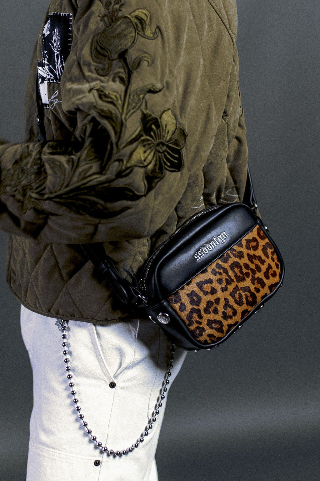 Wolf Head Rodman Leather Side Bag in Black — imagem 11
