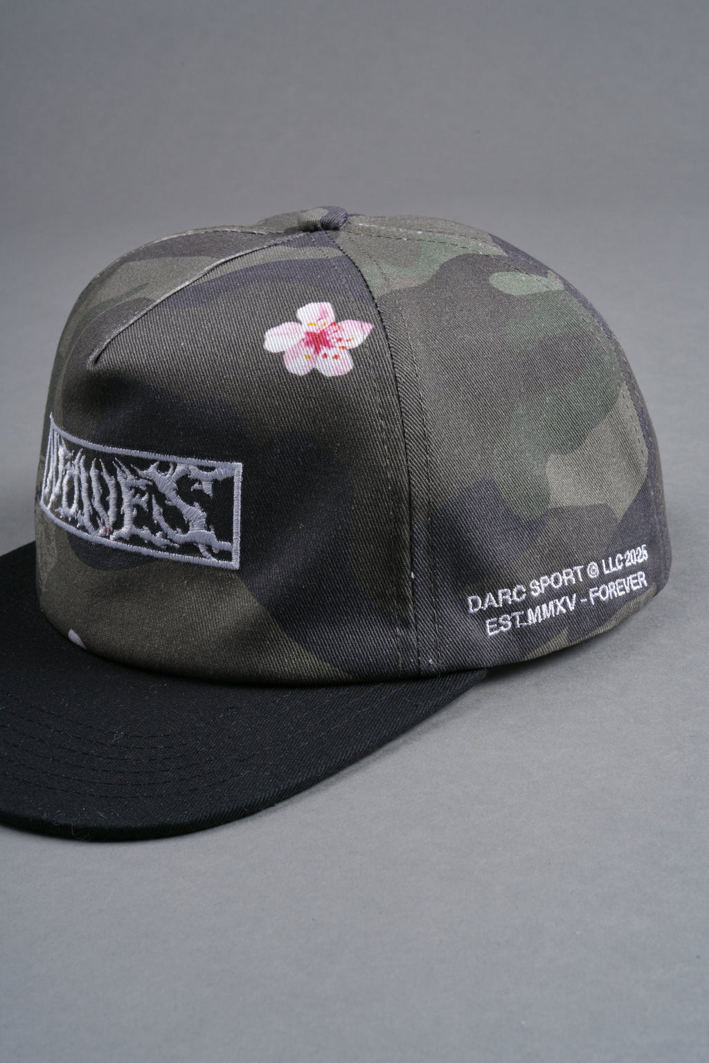 Midnight Wolves Vintage 5 Panel Hat in Vintage Blossom Woodland Camo — imagem 12