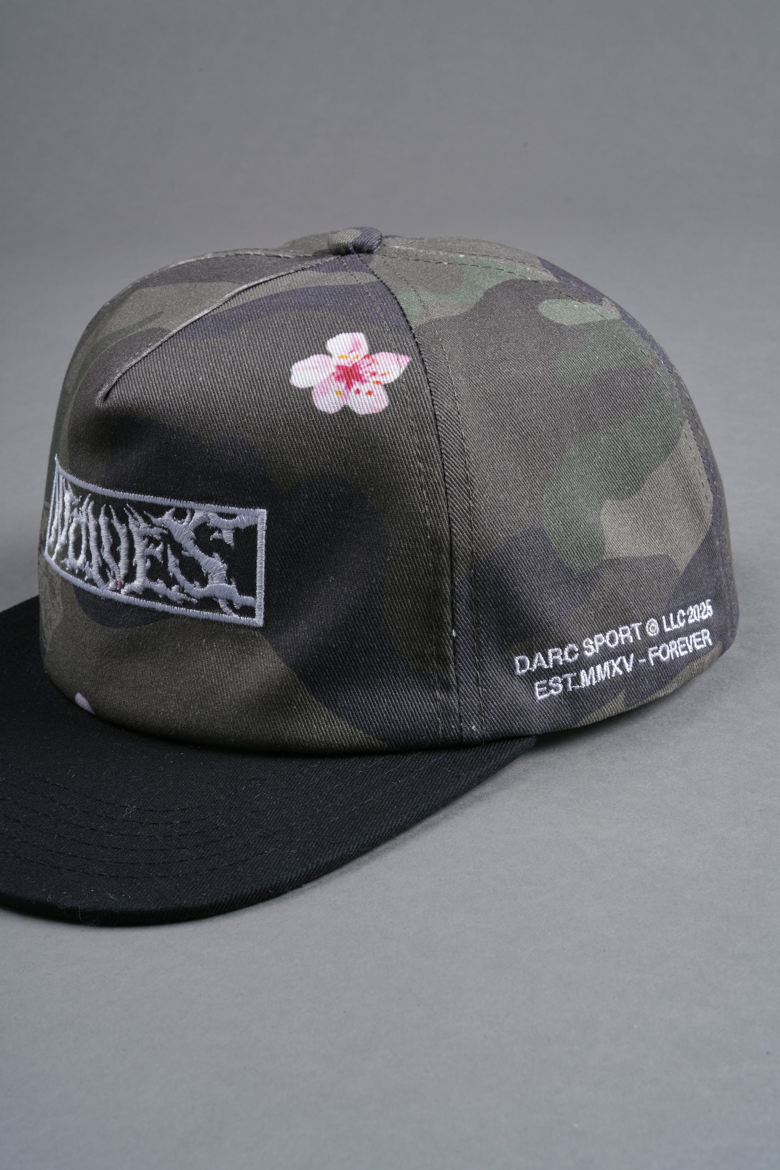 Midnight Wolves Vintage 5 Panel Hat in Vintage Blossom Woodland Camo — imagem 12