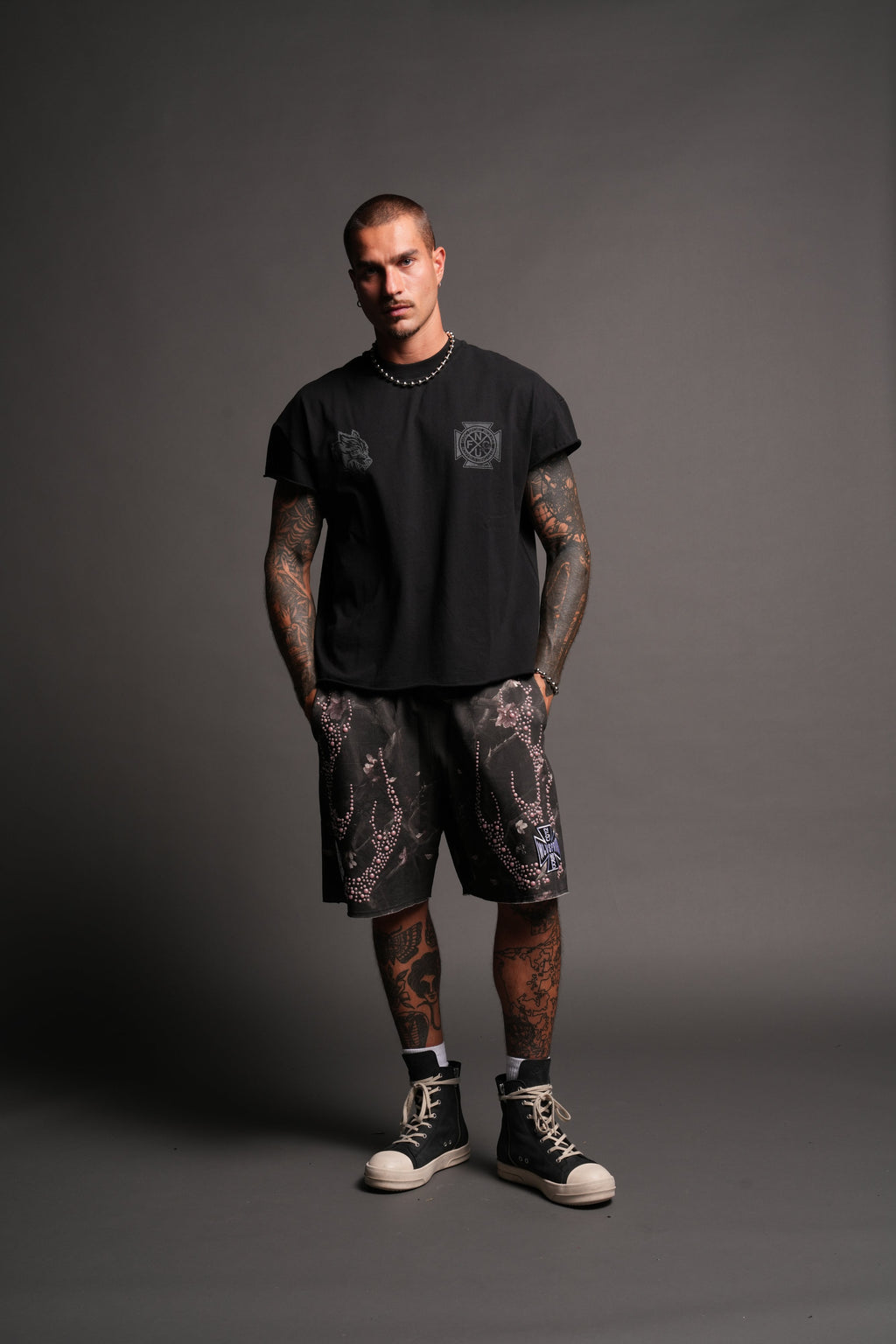 Wolves Club Cherub Grunge Mid Length Raw Hem Cap Sleeve Tee In Black - imagem 5