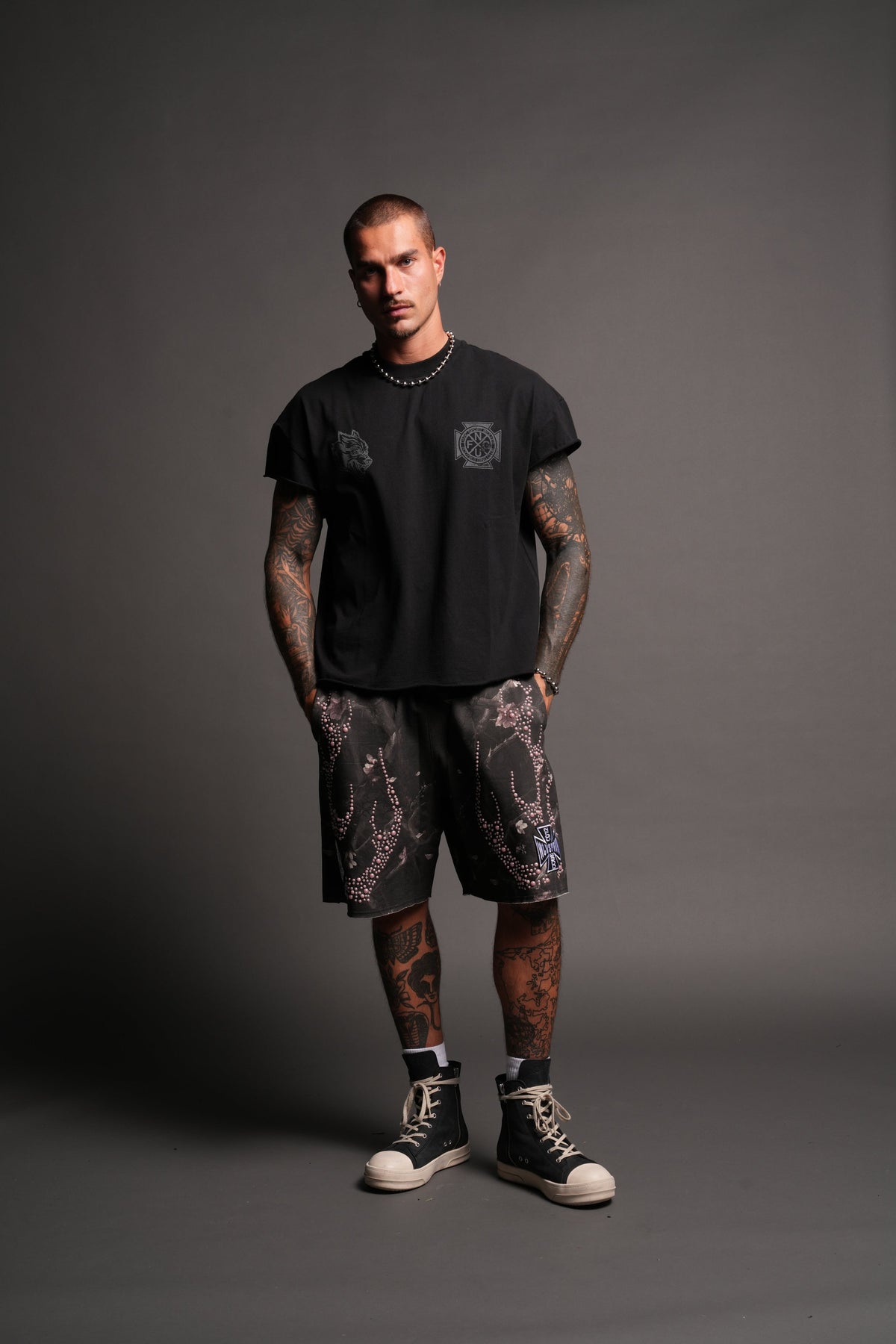 Wolves Club Cherub Grunge Mid Length Raw Hem Cap Sleeve Tee In Black - imagem 5