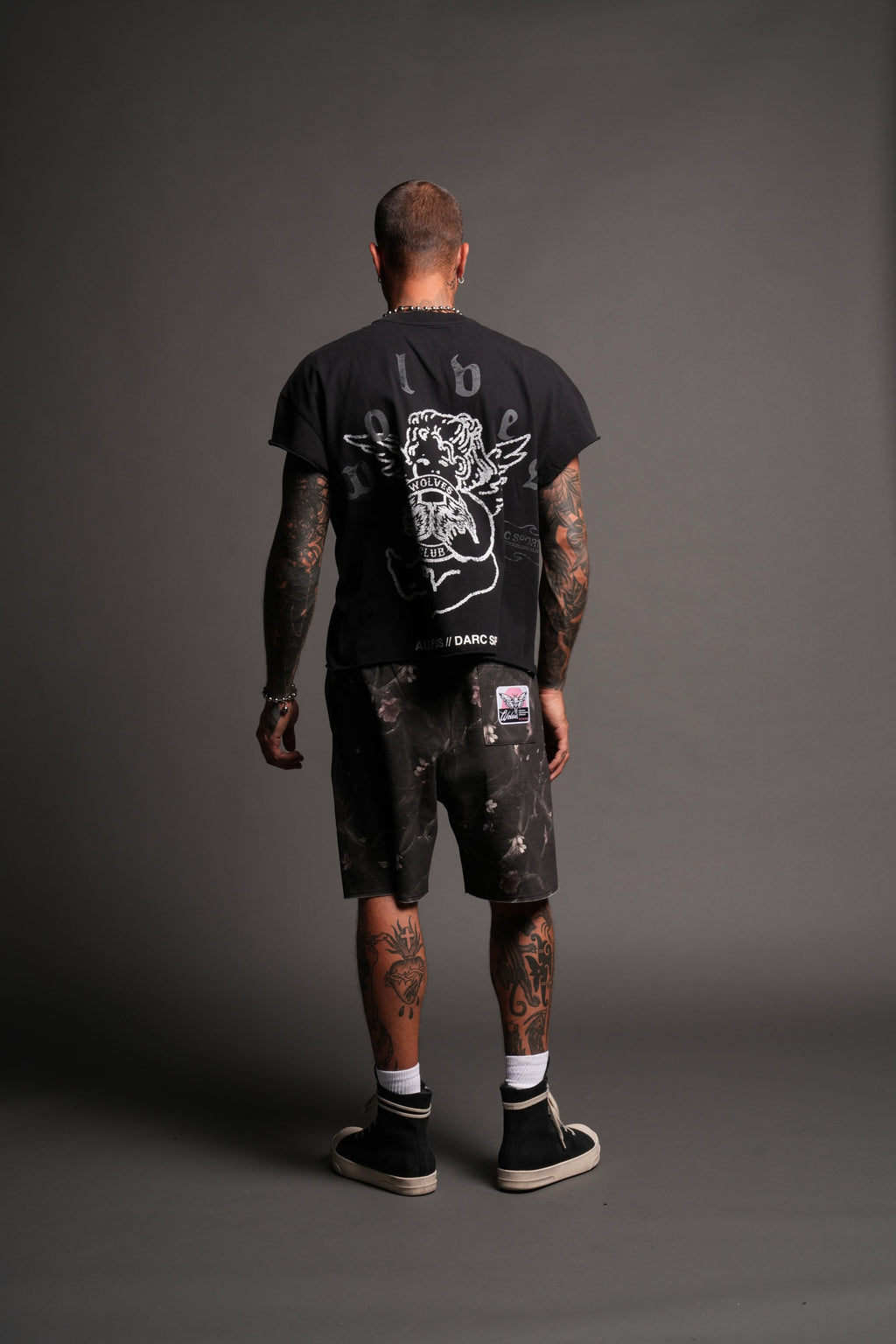 Wolves Club Cherub Grunge Mid Length Raw Hem Cap Sleeve Tee In Black - imagem 6