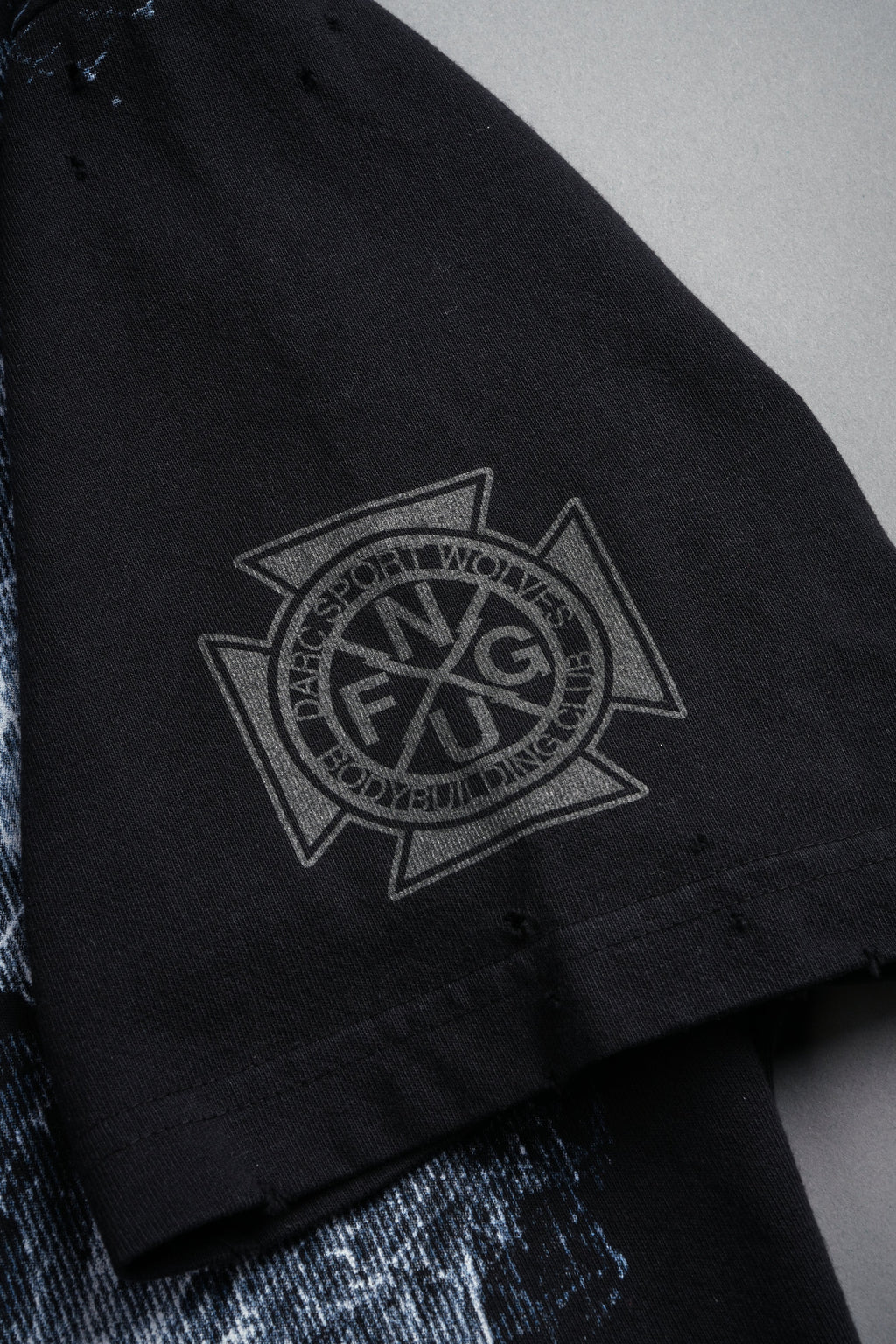 Sub-Zero Distressed Grunge Box Cut Tee V2 in Black — imagem 13