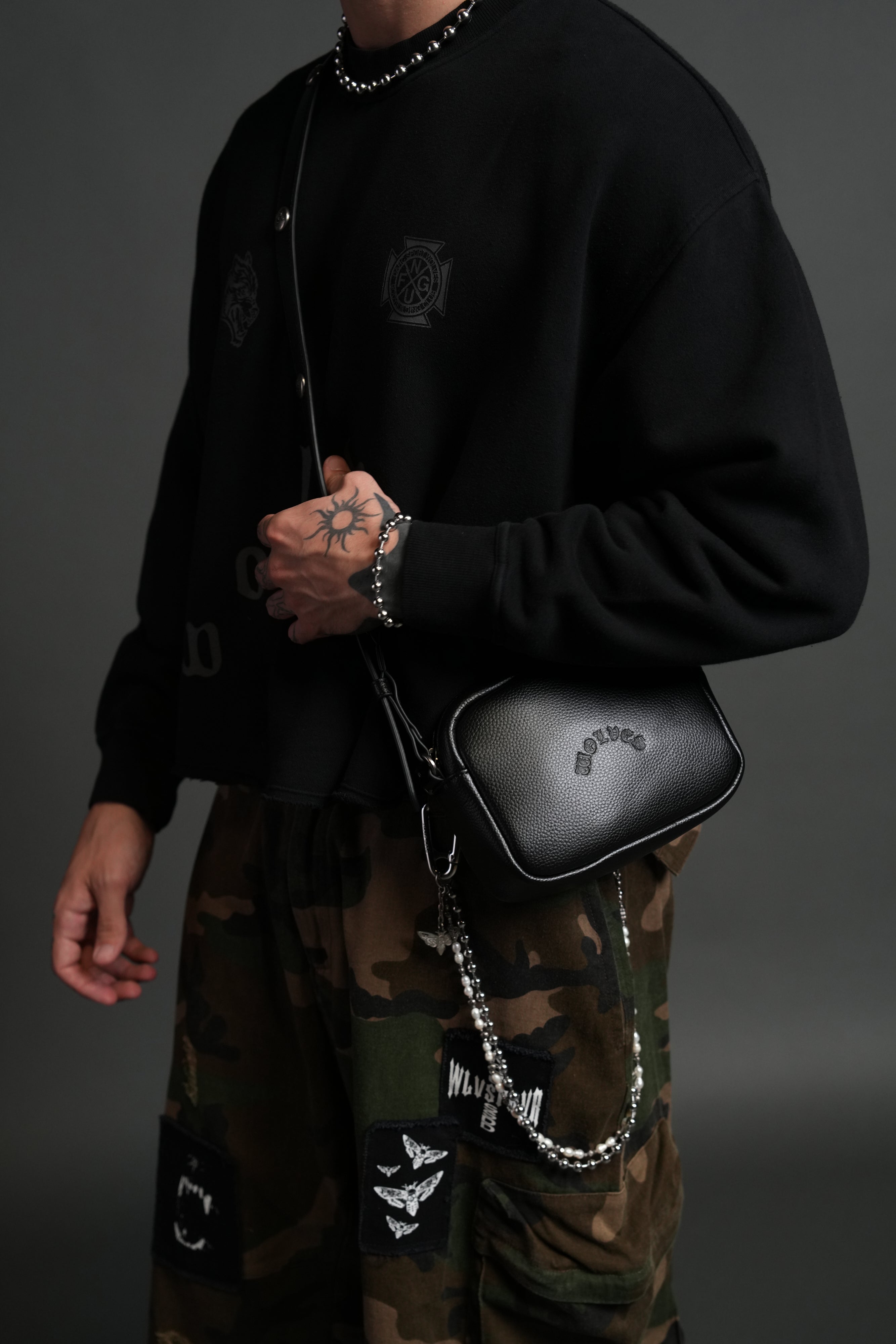 Wolves Chopper Blade Leather Side Bag in Black — imagem 7