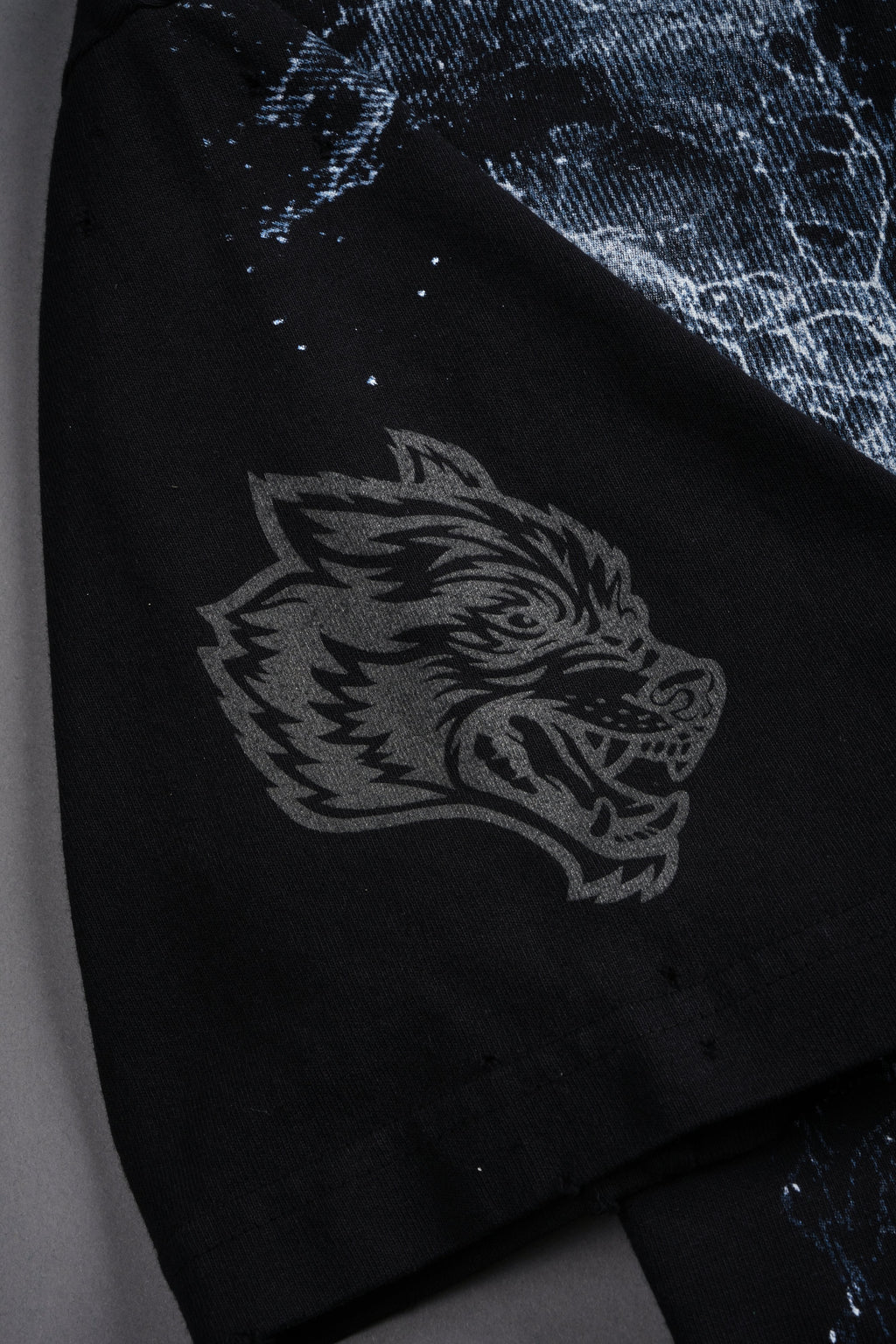 Sub-Zero Distressed Grunge Box Cut Tee V2 in Black — imagem 14