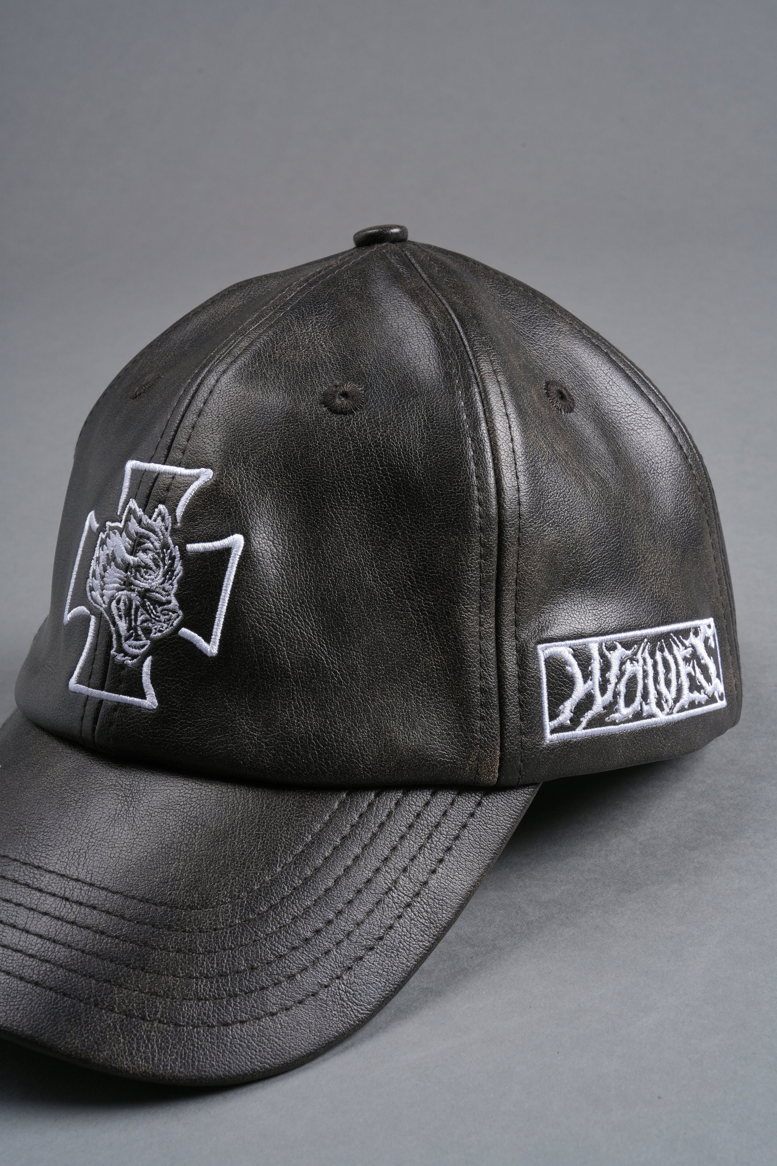 Iron Wolf Head Faux Leather Dad Hat in Black — imagem 8