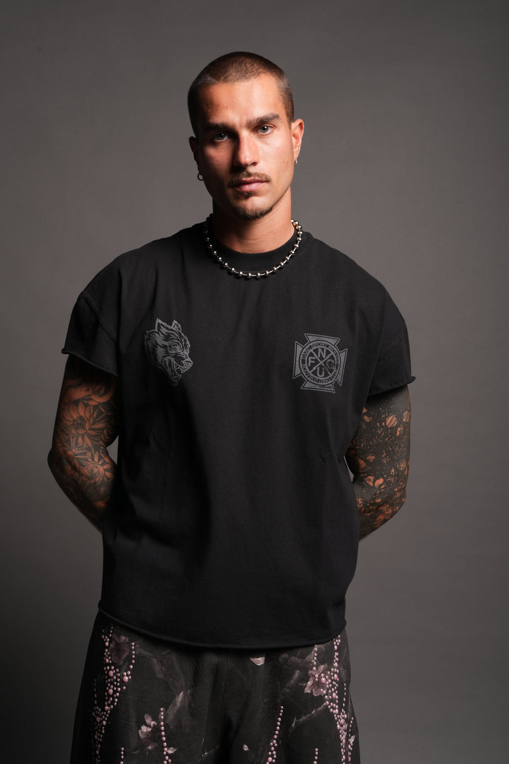 Wolves Club Cherub Grunge Mid Length Raw Hem Cap Sleeve Tee In Black - imagem 2