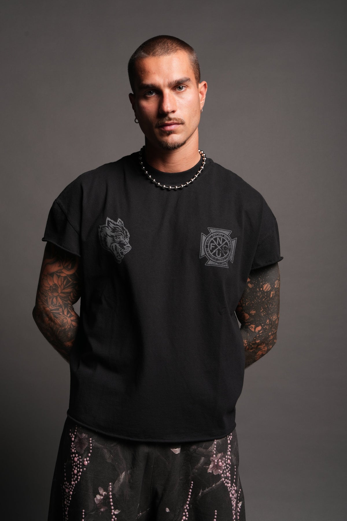 Wolves Club Cherub Grunge Mid Length Raw Hem Cap Sleeve Tee In Black - imagem 2
