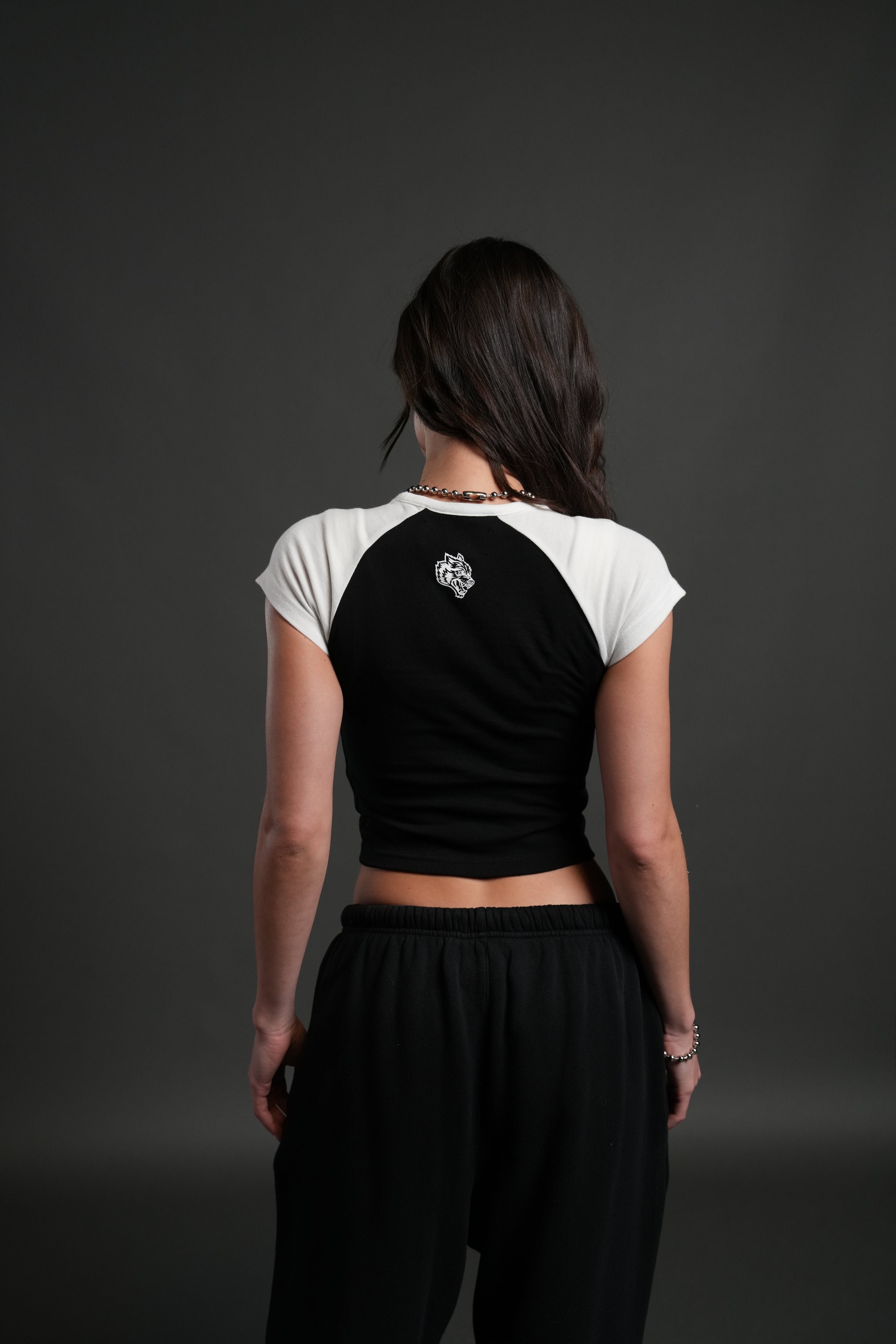 Cherub's Oath Lina Raglan "Baby" Tee in Black/Cream — imagem 2