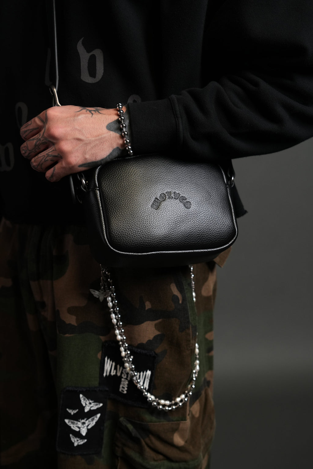 Wolves Chopper Blade Leather Side Bag in Black — imagem 8