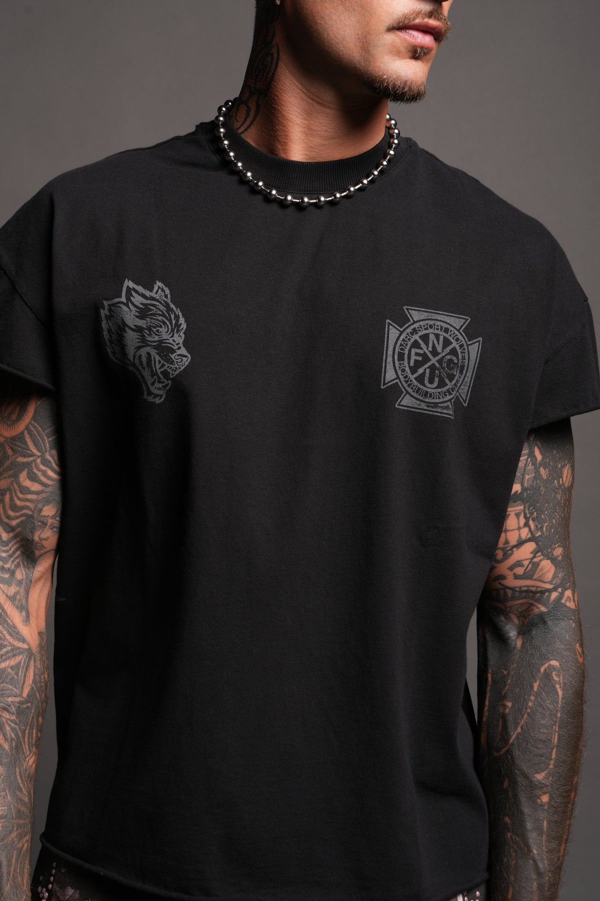 Wolves Club Cherub Grunge Mid Length Raw Hem Cap Sleeve Tee In Black - imagem 7