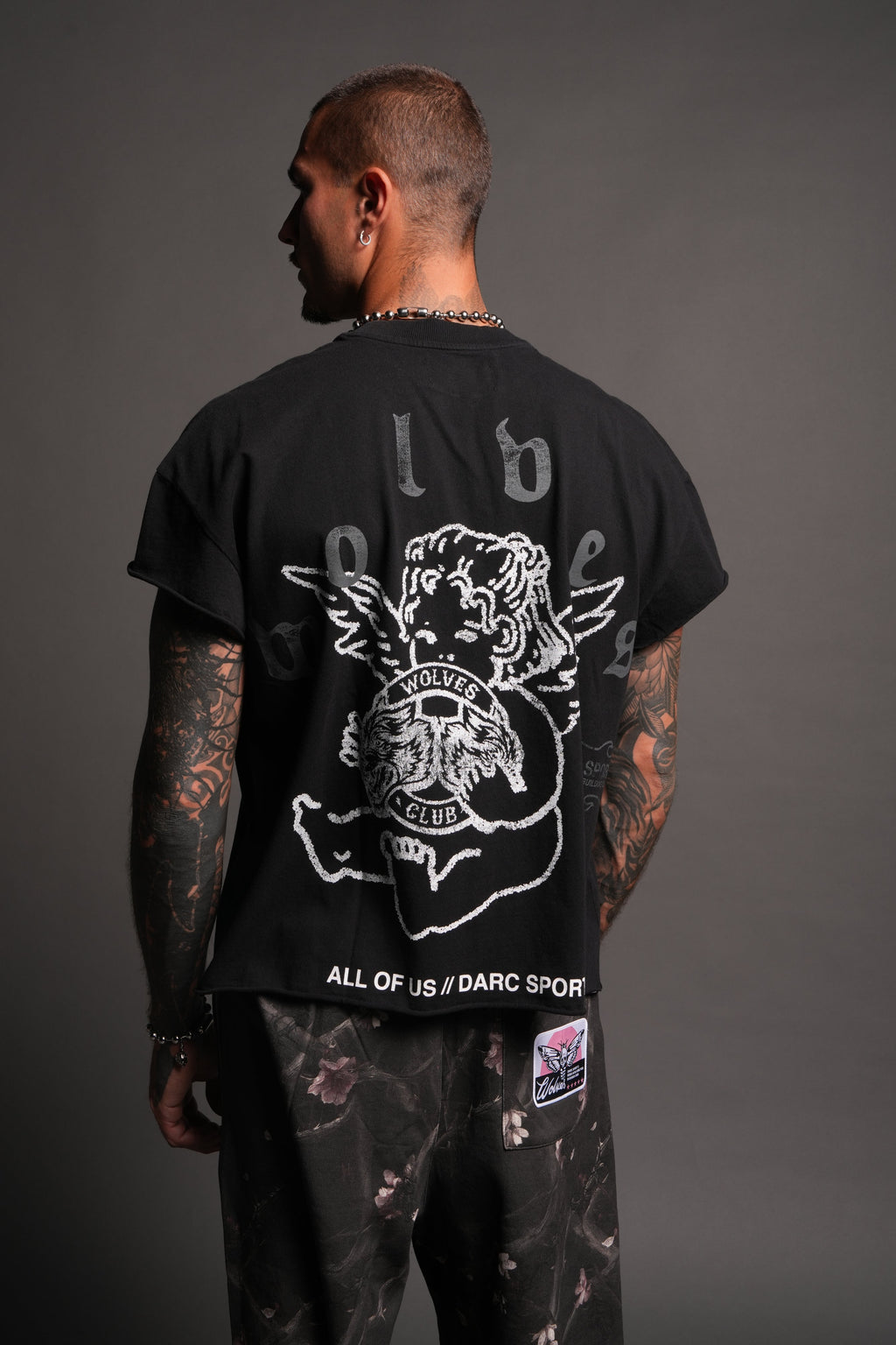 Wolves Club Cherub Grunge Mid Length Raw Hem Cap Sleeve Tee In Black - imagem 4