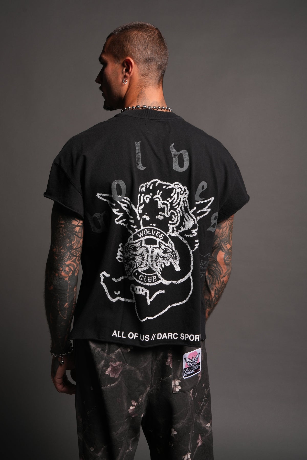 Wolves Club Cherub Grunge Mid Length Raw Hem Cap Sleeve Tee In Black - imagem 4