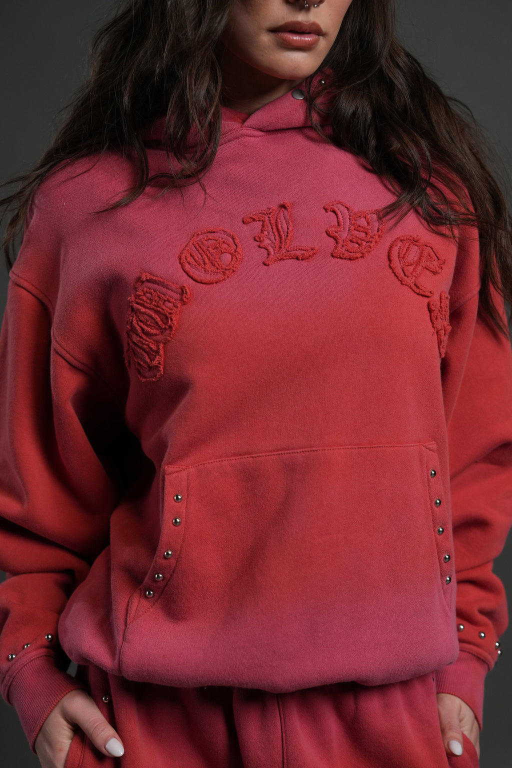 Studded Chopper Appliqué Pierce Hoodie in Roman Red Drift Wash — imagem 5