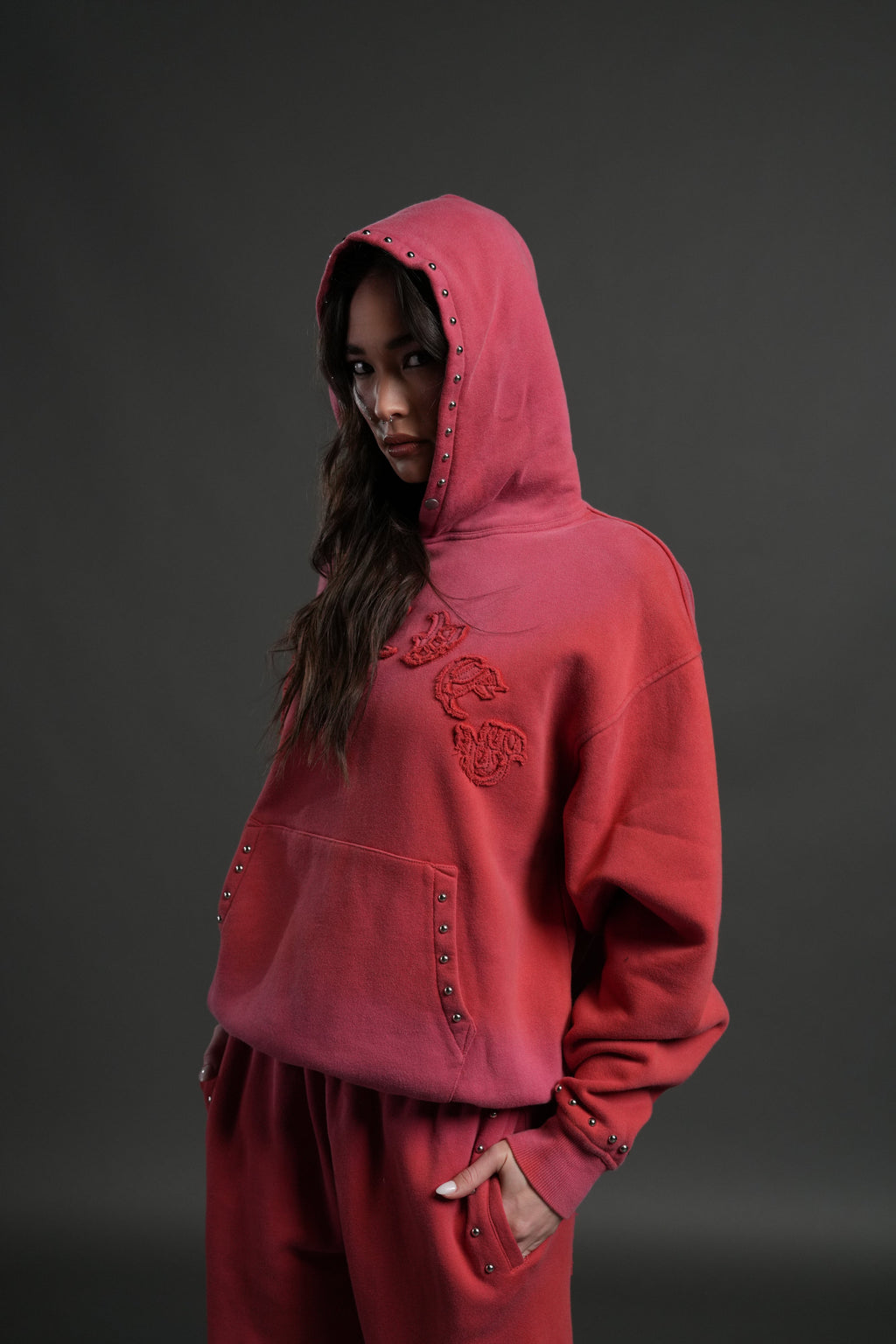 Studded Chopper Appliqué Pierce Hoodie in Roman Red Drift Wash — imagem 6