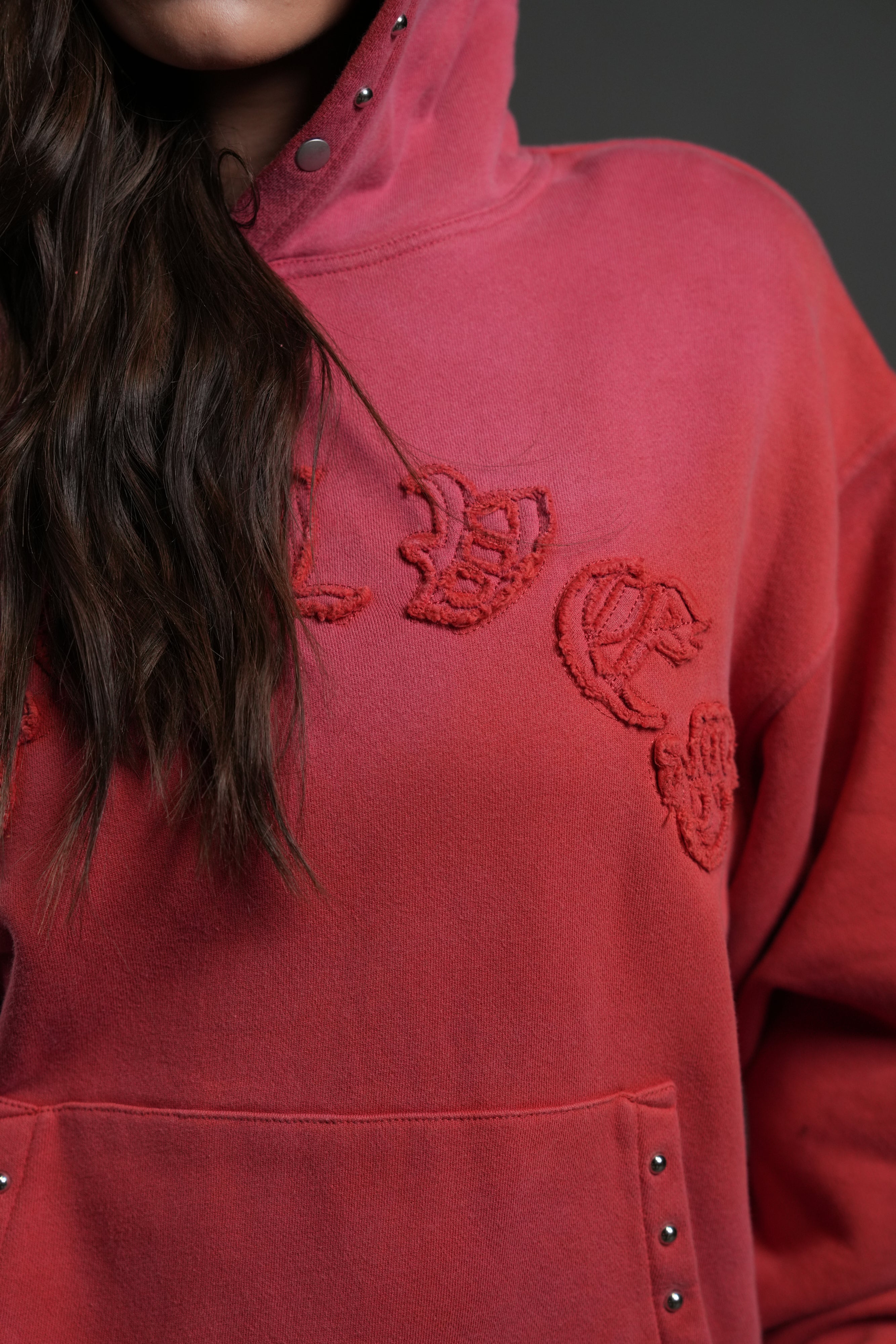 Studded Chopper Appliqué Pierce Hoodie in Roman Red Drift Wash — imagem 3