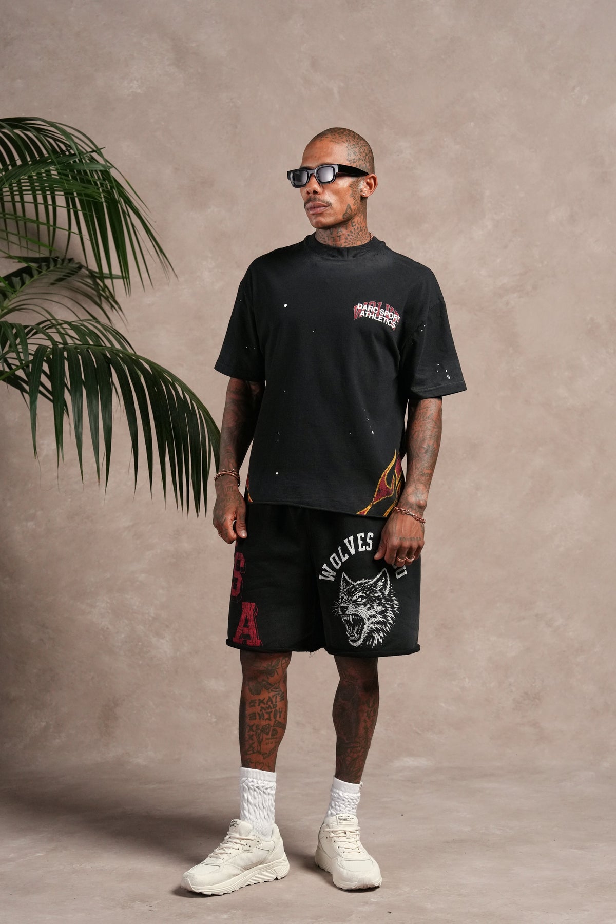 Hot Rod Distressed Grunge Mid Length Raw Hem Tee in Black Drift Wash — imagem 5