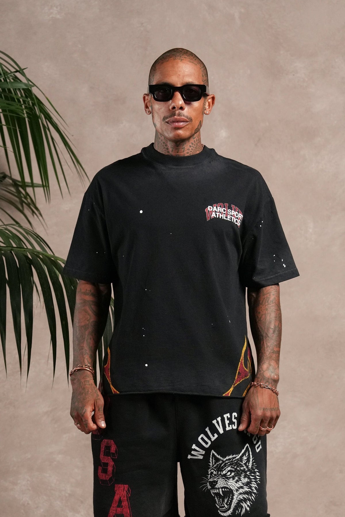 Hot Rod Distressed Grunge Mid Length Raw Hem Tee in Black Drift Wash — imagem 2
