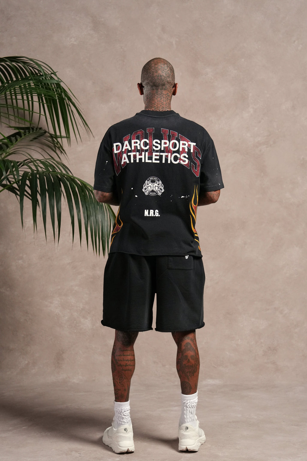 Hot Rod Distressed Grunge Mid Length Raw Hem Tee in Black Drift Wash — imagem 6