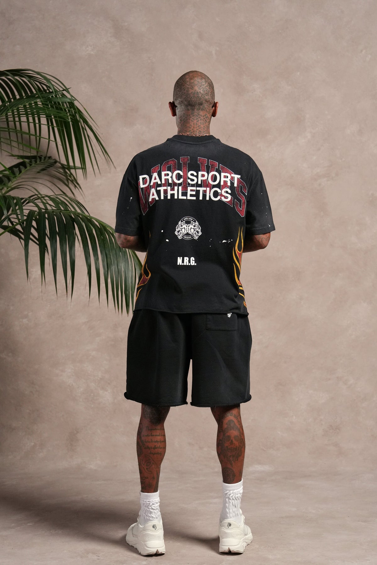 Hot Rod Distressed Grunge Mid Length Raw Hem Tee in Black Drift Wash — imagem 6
