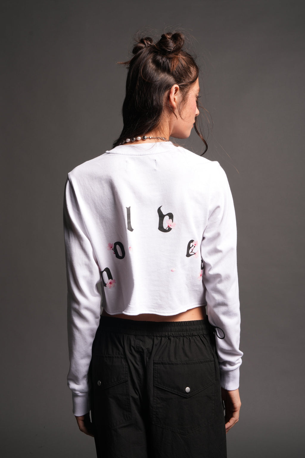 Sakura Pyramid Premium Cropped Ls Tee In White — imagem 2