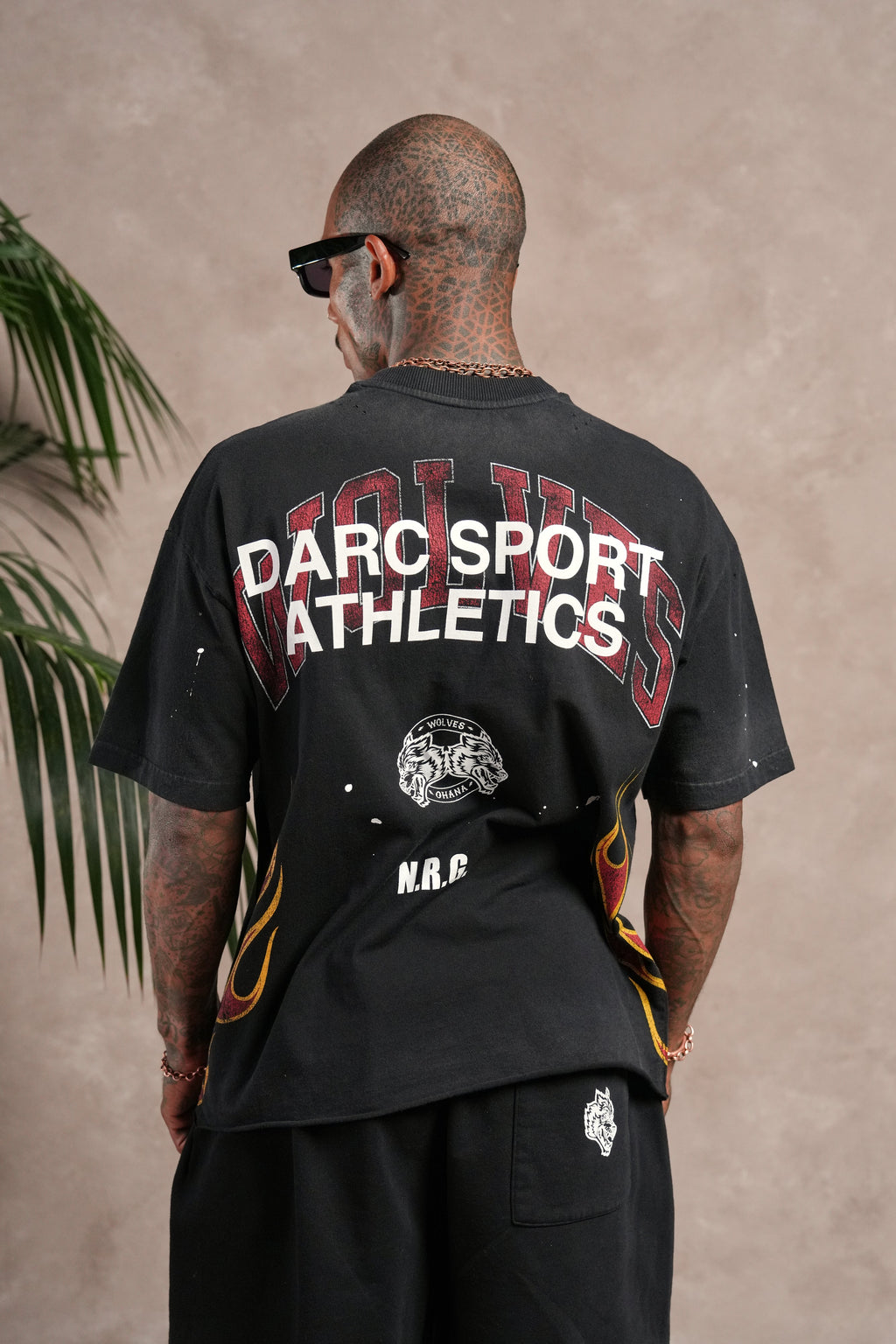 Hot Rod Distressed Grunge Mid Length Raw Hem Tee in Black Drift Wash — imagem principal