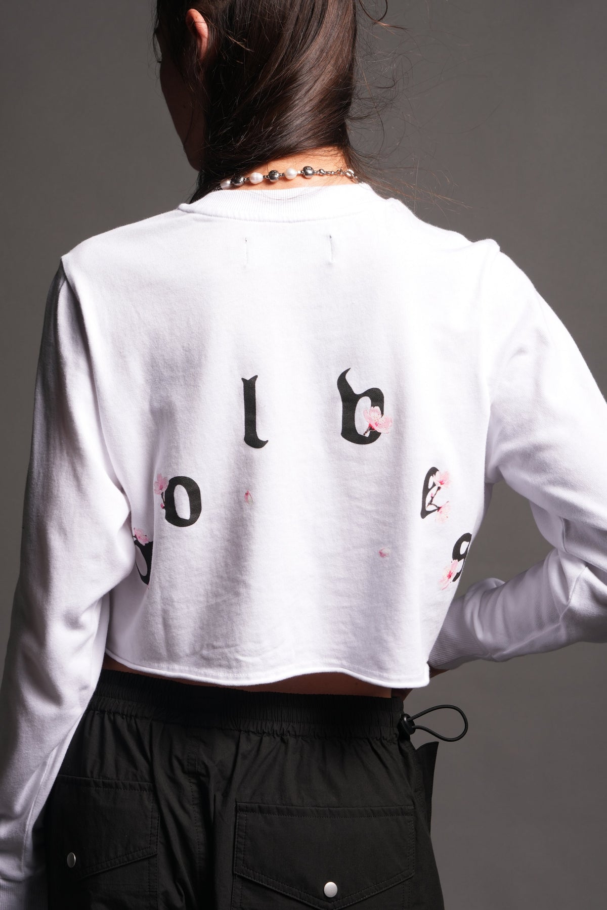 Sakura Pyramid Premium Cropped Ls Tee In White — imagem 4