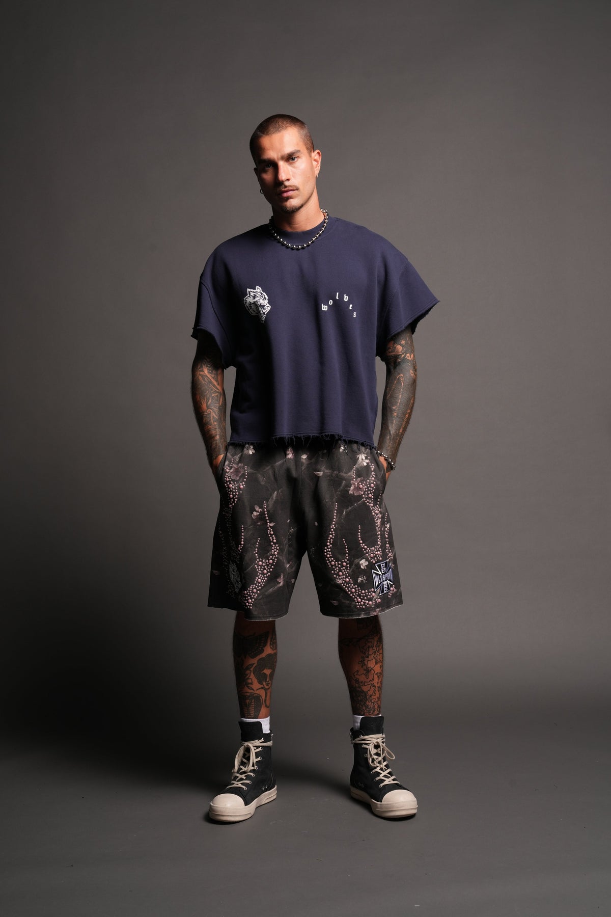Wolf Pyramid Raw Hem Box Cut Cap Sleeve London Crewneck In Navy - imagem 5