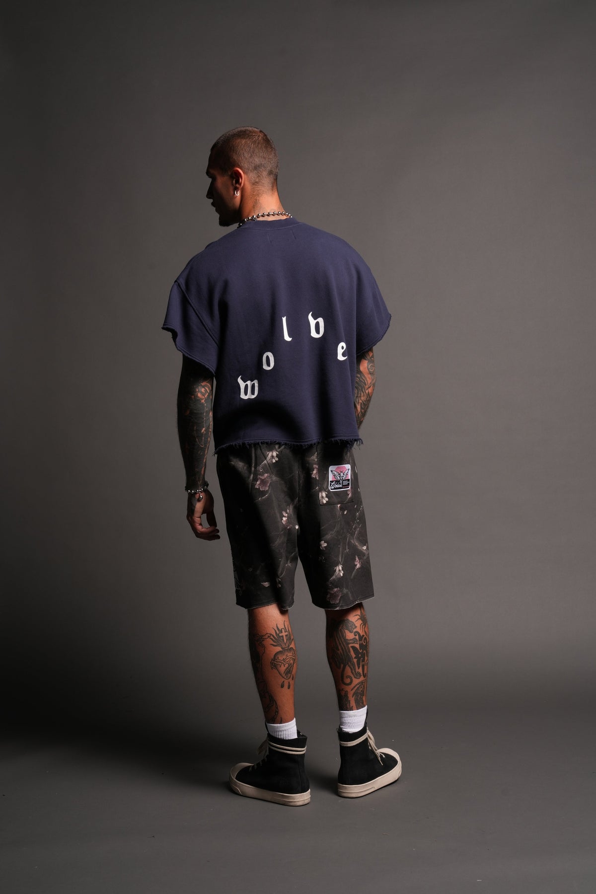 Wolf Pyramid Raw Hem Box Cut Cap Sleeve London Crewneck In Navy - imagem 6