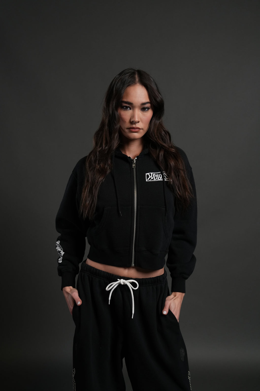Midnight Wolves "Sage" Cropped Zip Hoodie in Black Drift Wash — imagem 1