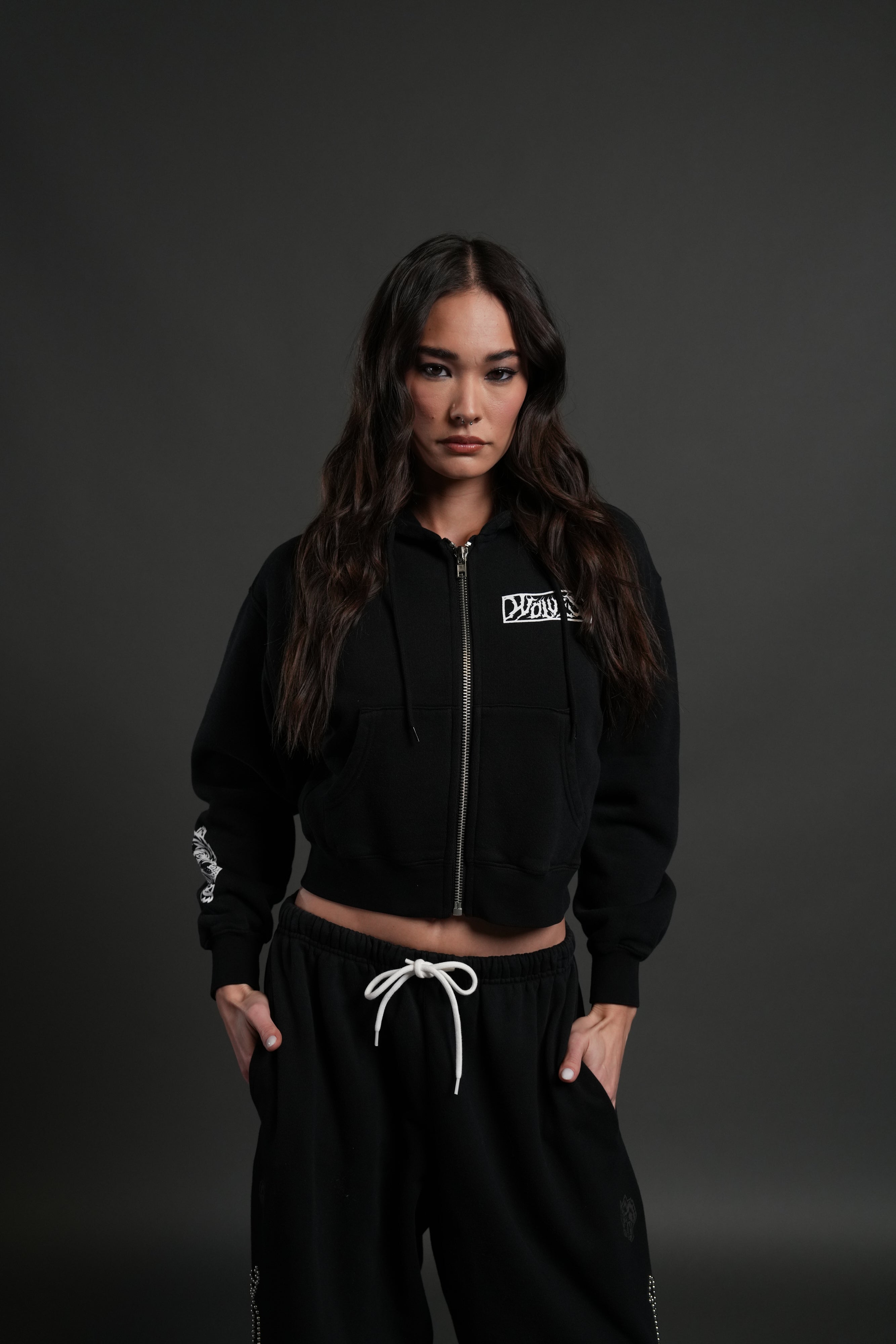 Midnight Wolves "Sage" Cropped Zip Hoodie in Black Drift Wash — imagem 1