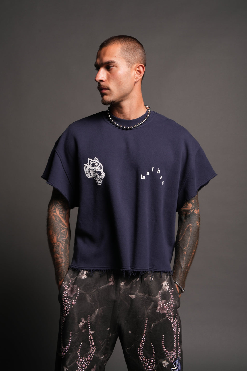 Wolf Pyramid Raw Hem Box Cut Cap Sleeve London Crewneck In Navy - imagem 4