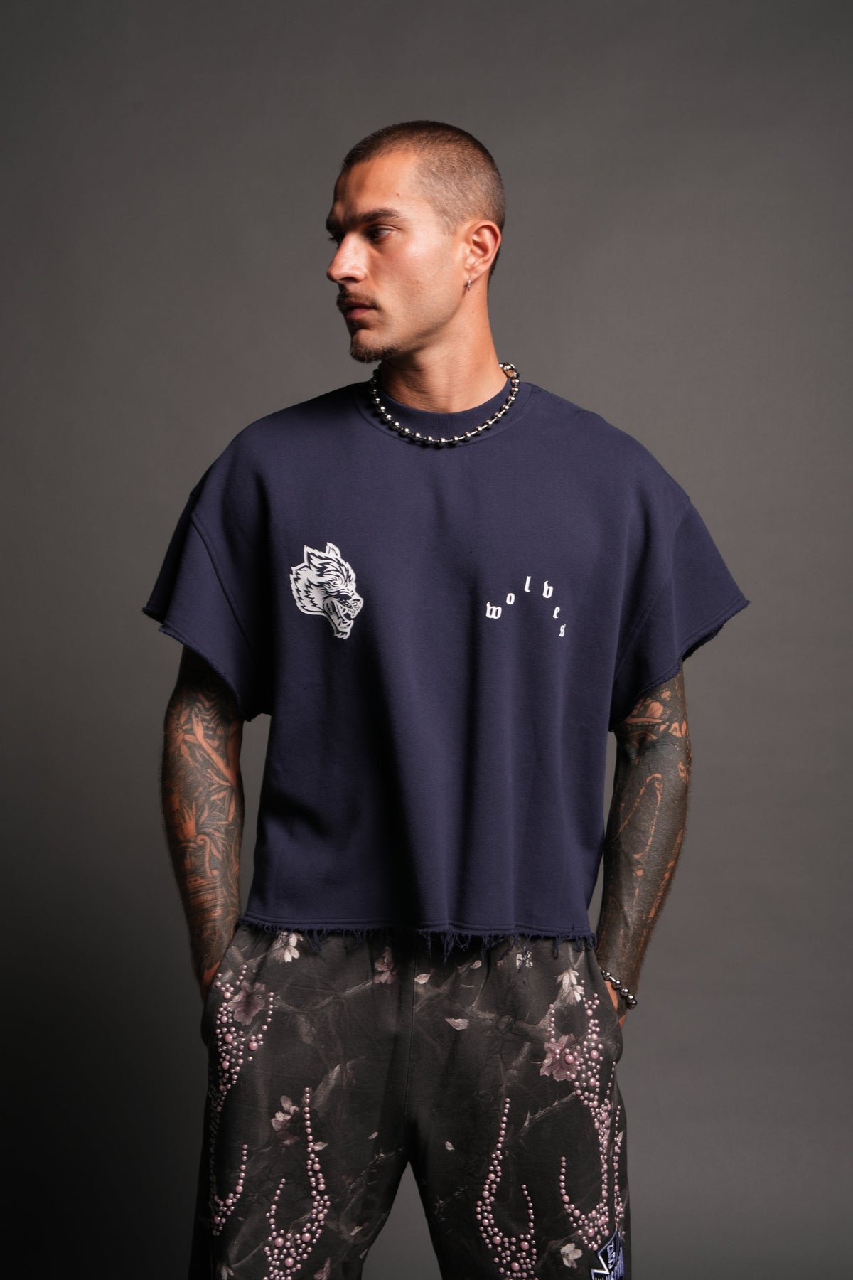 Wolf Pyramid Raw Hem Box Cut Cap Sleeve London Crewneck In Navy - imagem 4