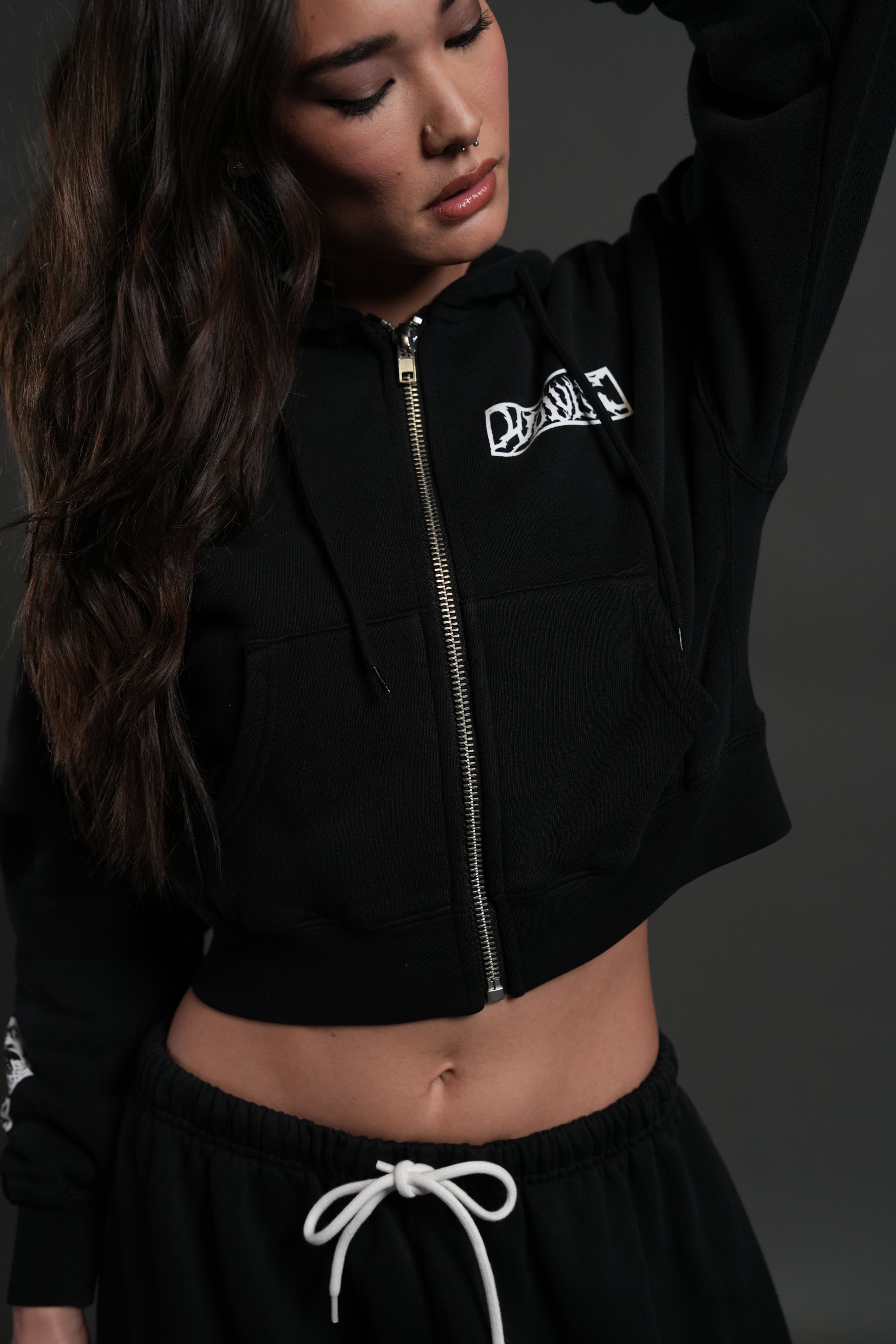 Midnight Wolves "Sage" Cropped Zip Hoodie in Black Drift Wash — imagem 5