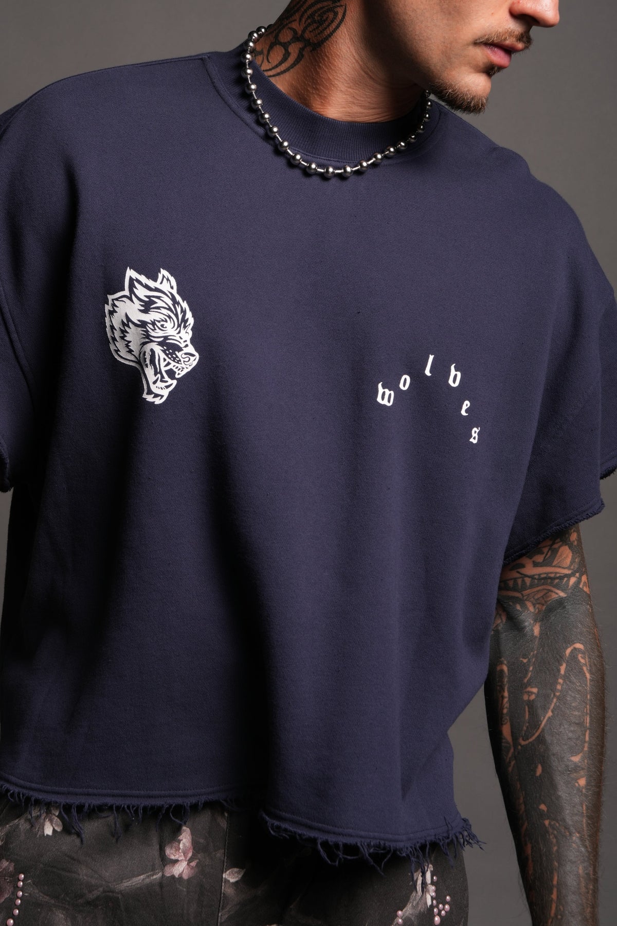 Wolf Pyramid Raw Hem Box Cut Cap Sleeve London Crewneck In Navy - imagem 7