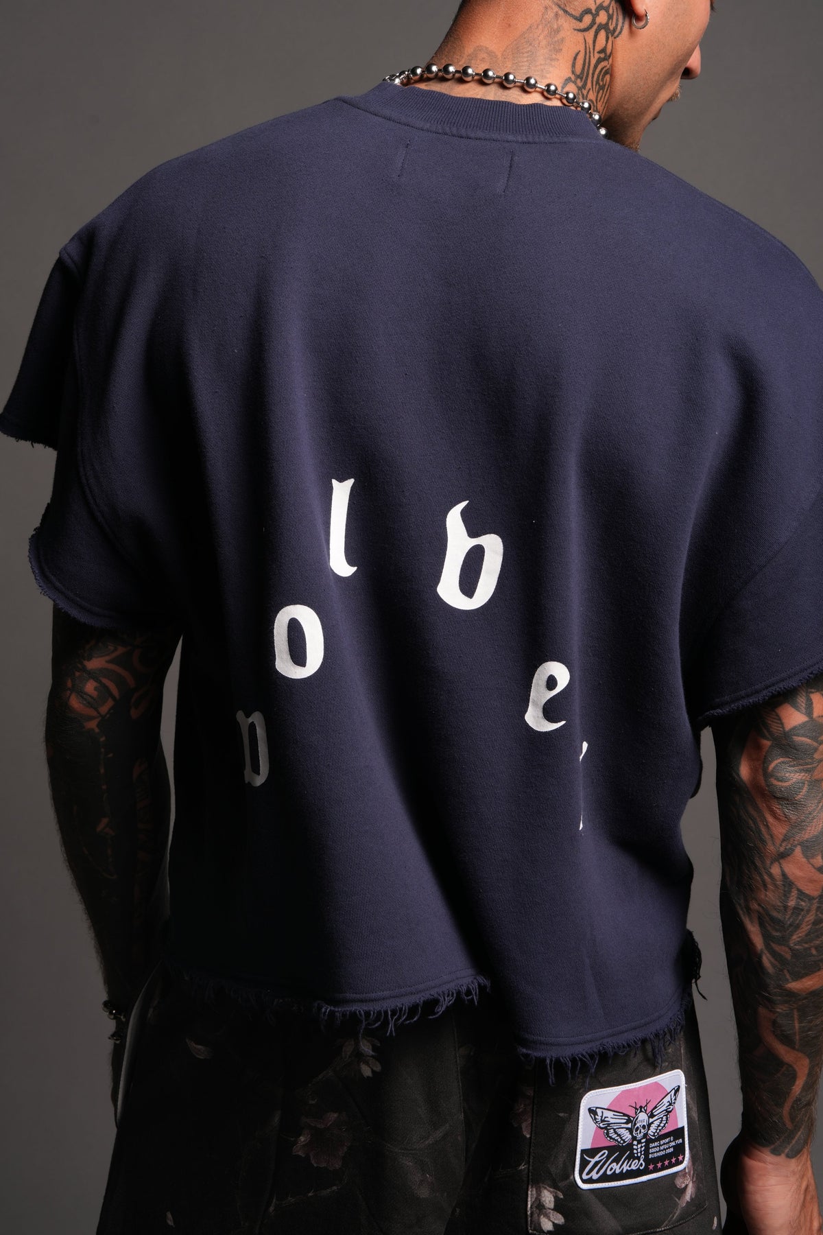 Wolf Pyramid Raw Hem Box Cut Cap Sleeve London Crewneck In Navy - imagem 8