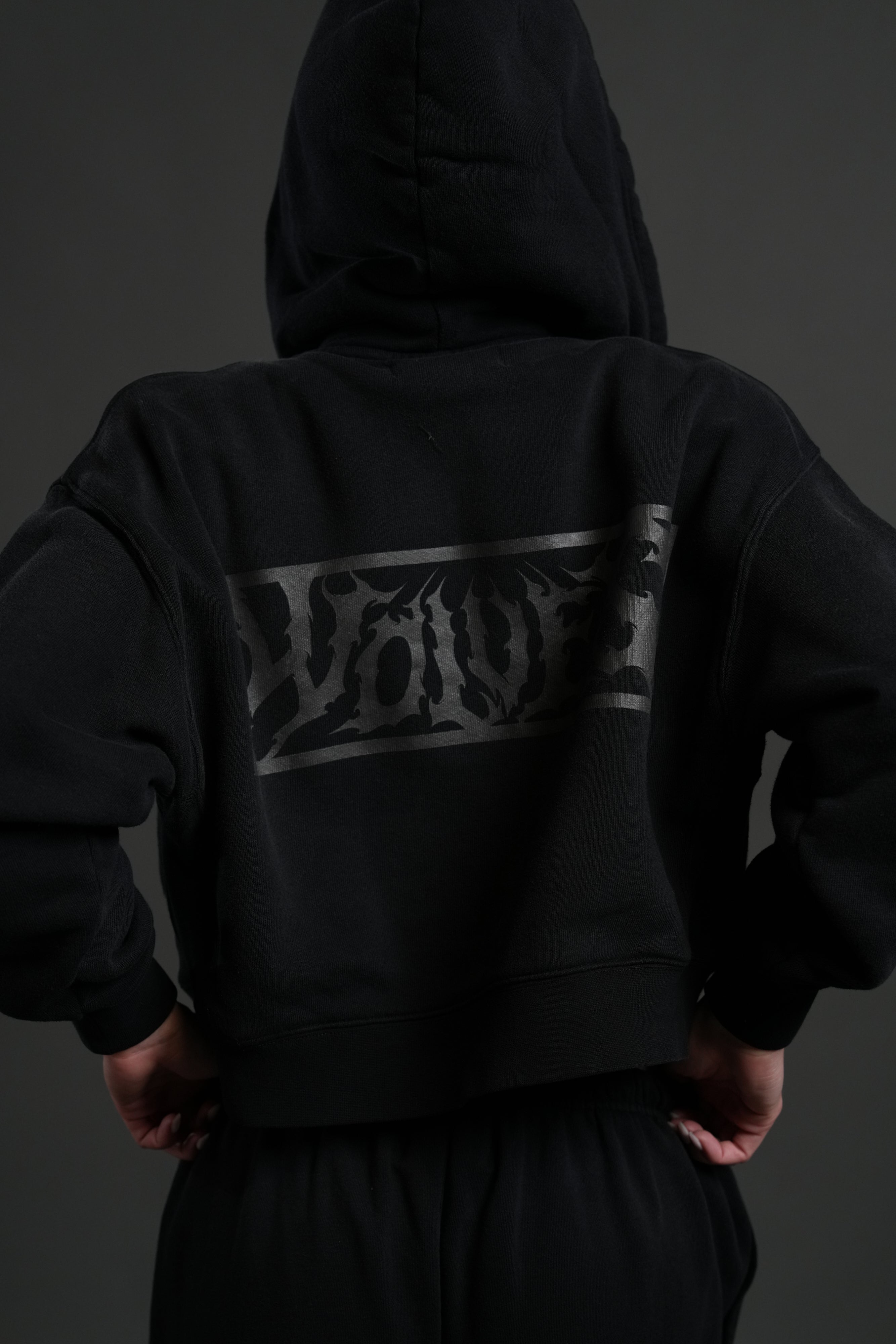 Midnight Wolves "Sage" Cropped Zip Hoodie in Black Drift Wash — imagem 7