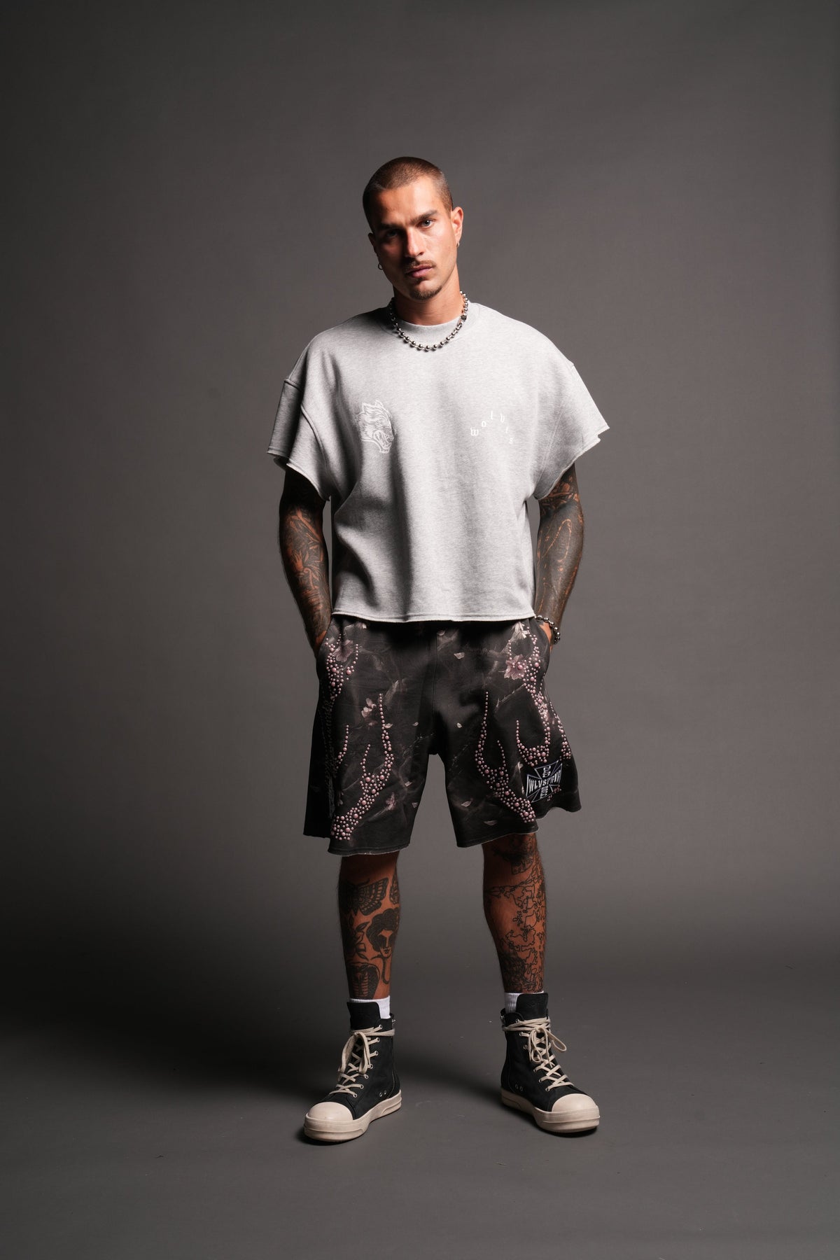 Wolf Pyramid Raw Hem Box Cut Cap Sleeve London Crewneck In Light Athletic Gray - imagem 5