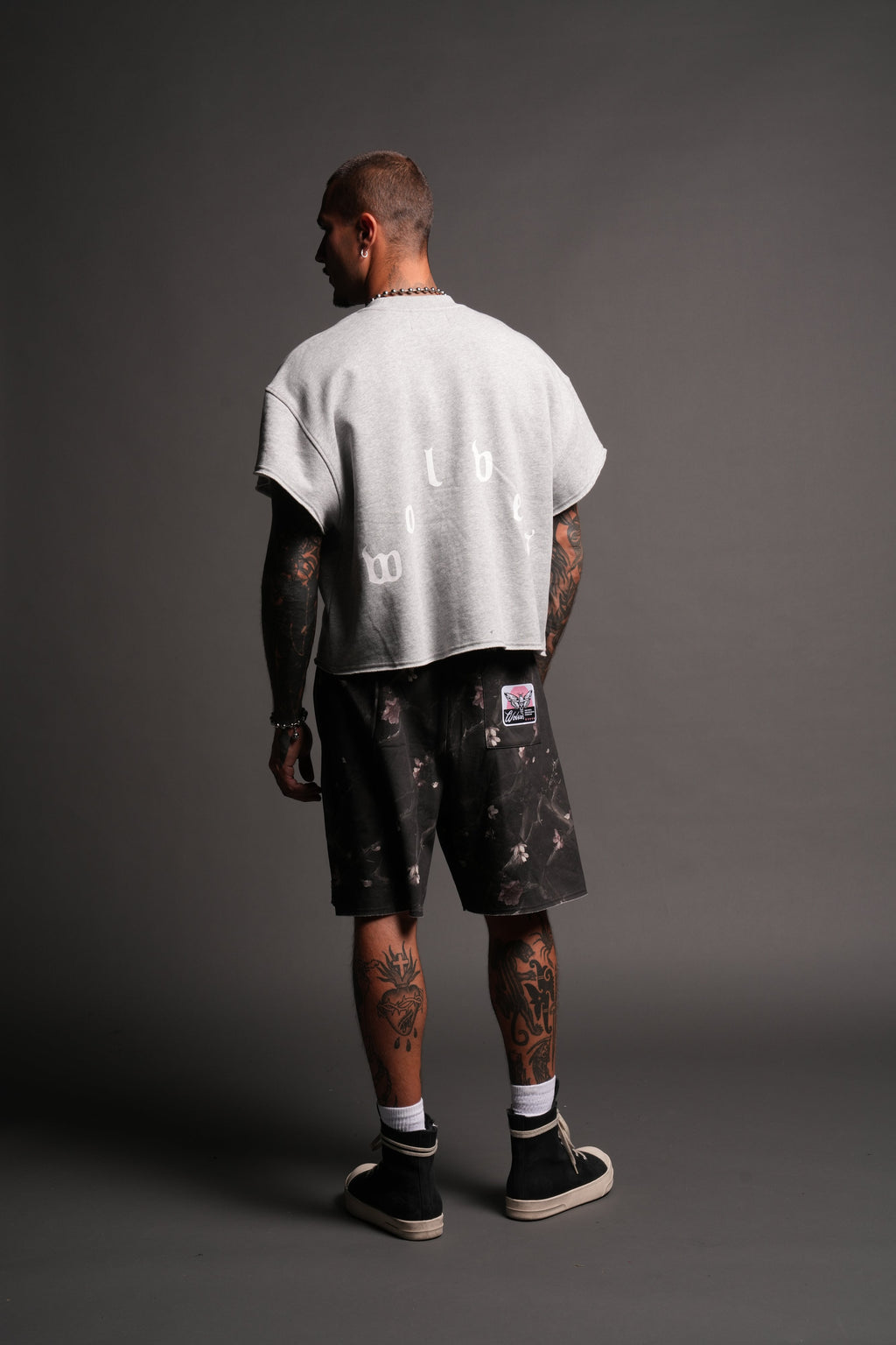 Wolf Pyramid Raw Hem Box Cut Cap Sleeve London Crewneck In Light Athletic Gray - imagem 6