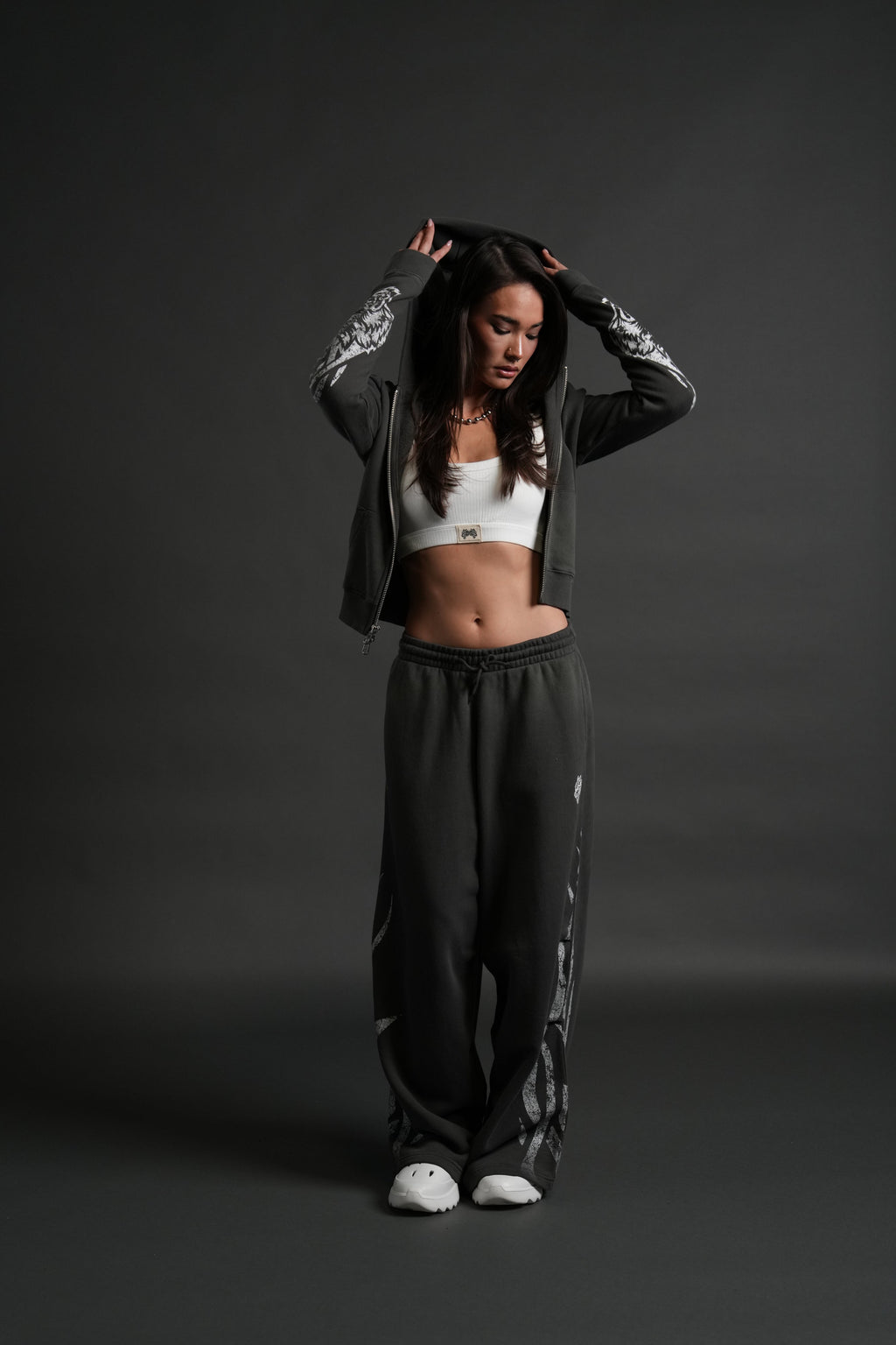 Finite Flame "Iris" Zip Up She Hoodie in Wolf Gray Drift Wash — imagem 5