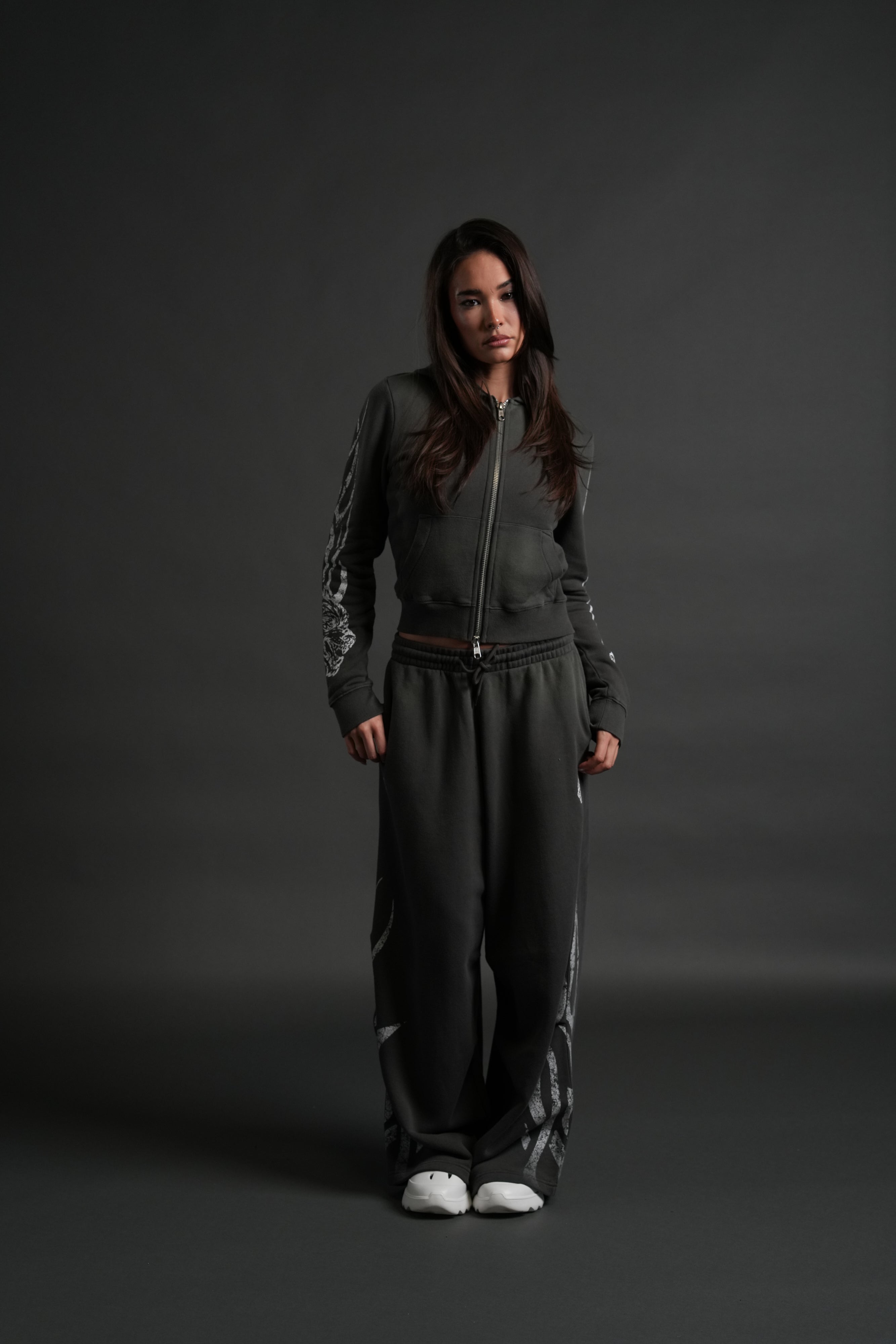 Finite Flame "Iris" Zip Up She Hoodie in Wolf Gray Drift Wash — imagem 7