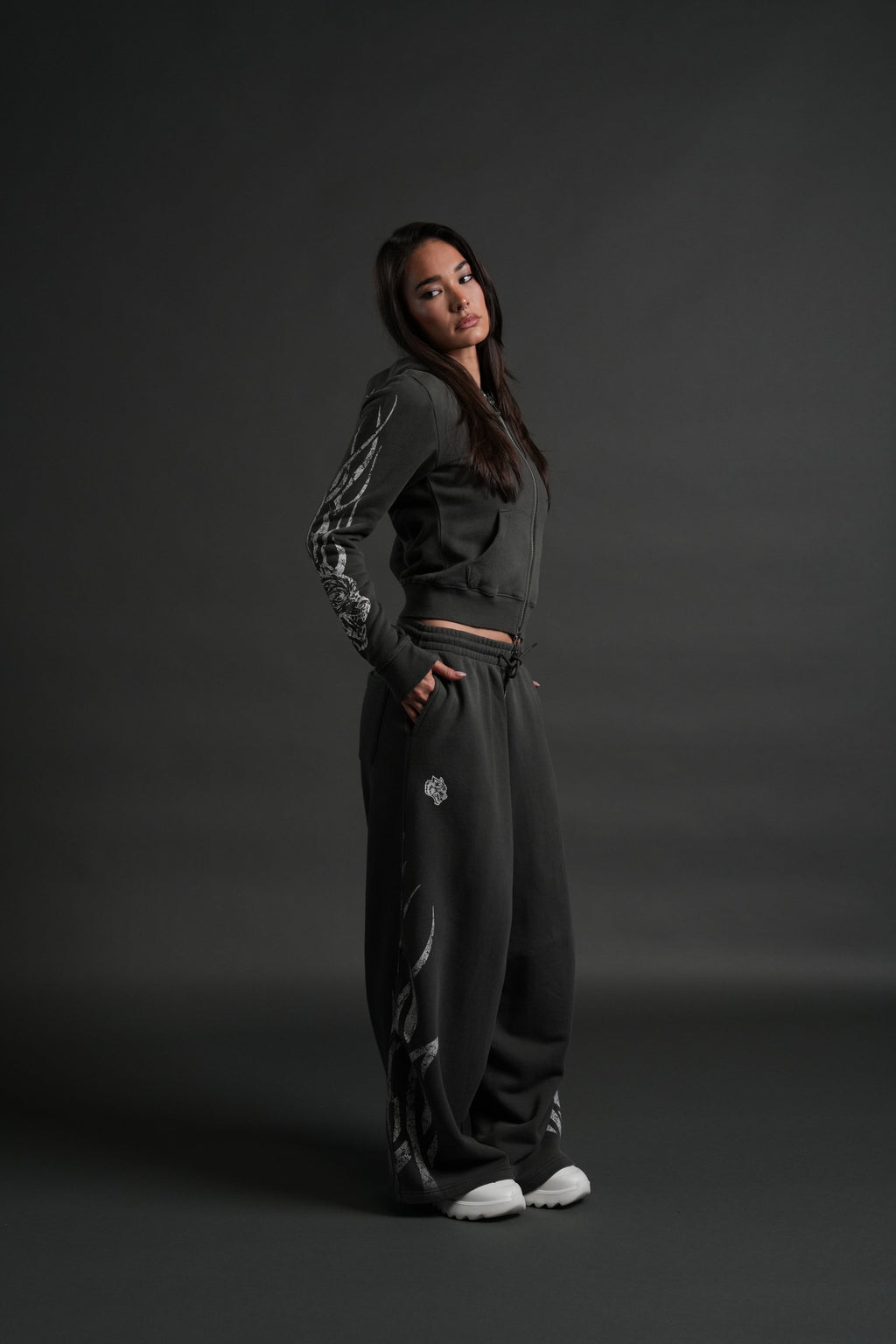 Finite Flame "Iris" Zip Up She Hoodie in Wolf Gray Drift Wash — imagem 6