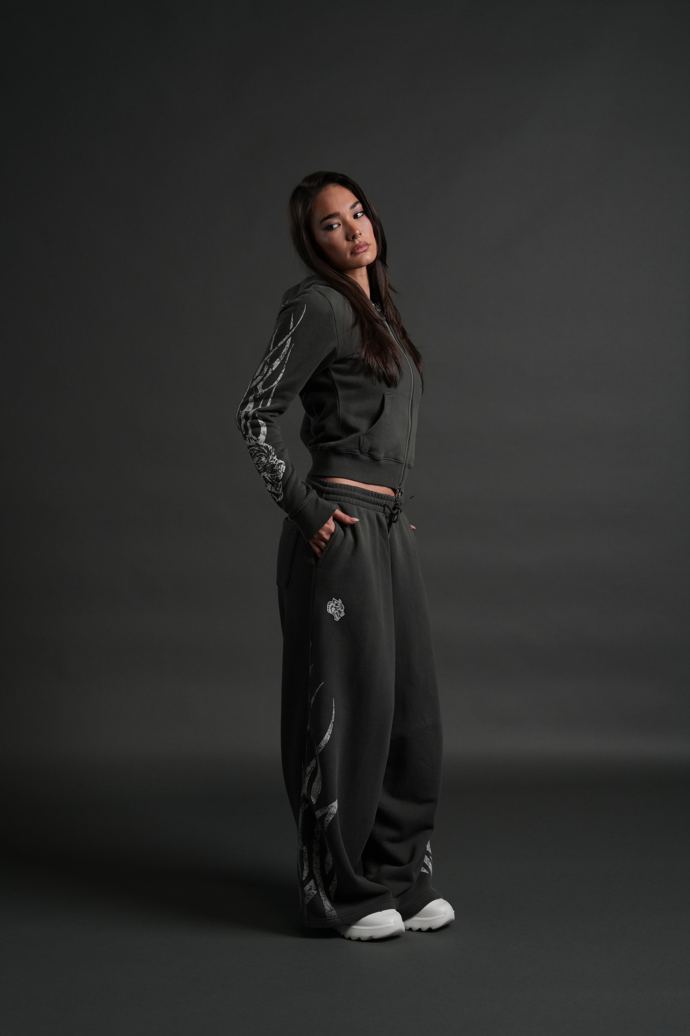 Finite Flame "Iris" Zip Up She Hoodie in Wolf Gray Drift Wash — imagem 6