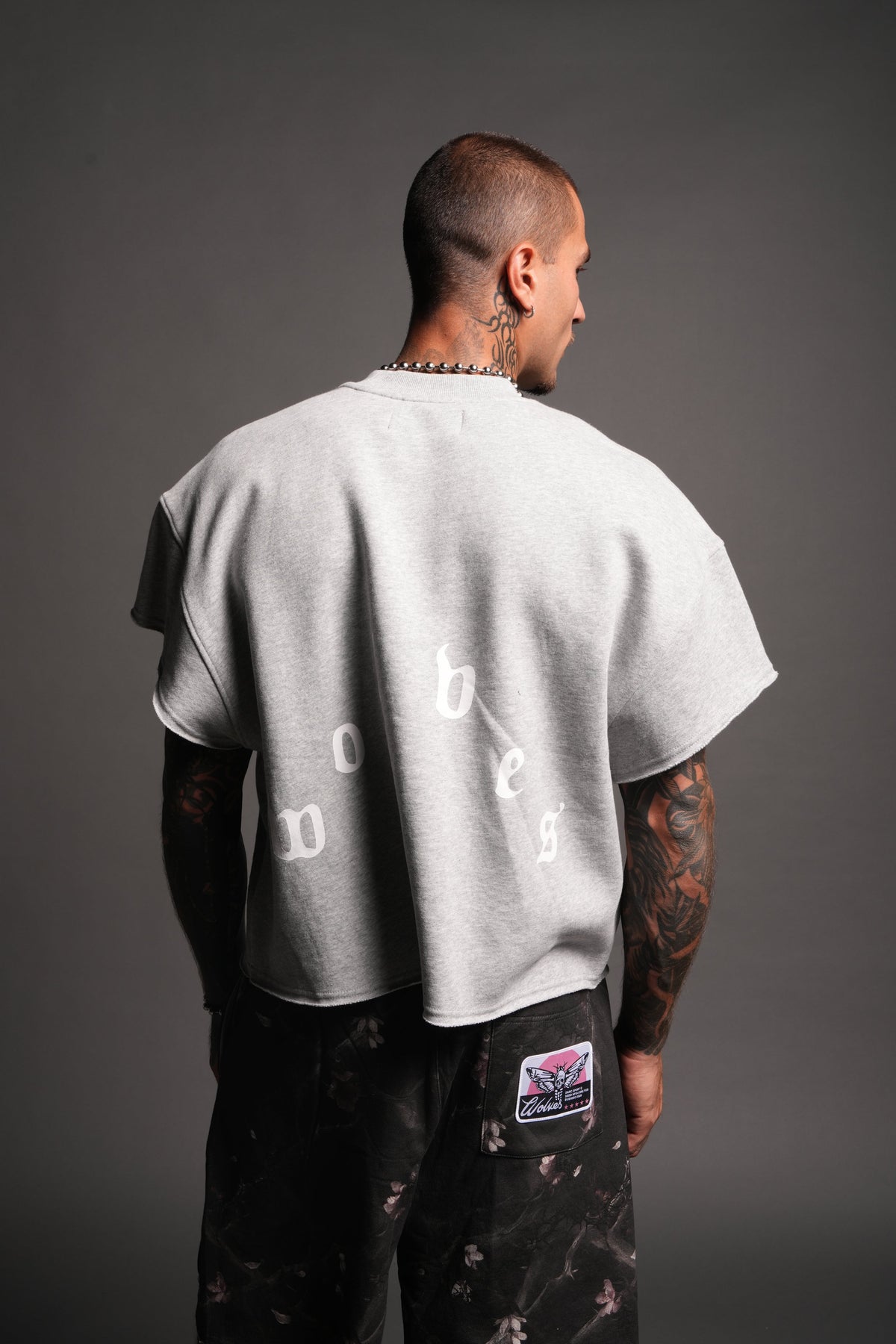 Wolf Pyramid Raw Hem Box Cut Cap Sleeve London Crewneck In Light Athletic Gray - imagem 2