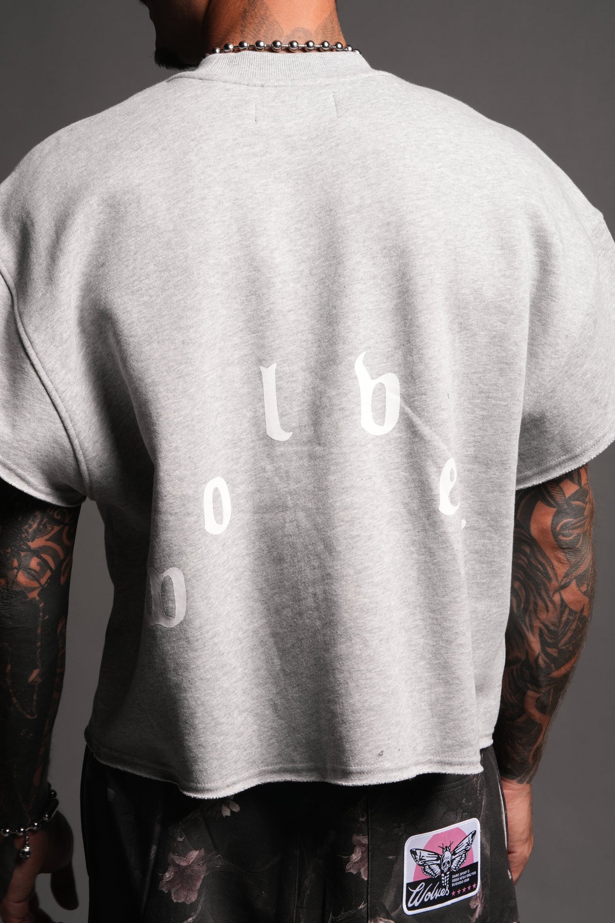 Wolf Pyramid Raw Hem Box Cut Cap Sleeve London Crewneck In Light Athletic Gray - imagem 8